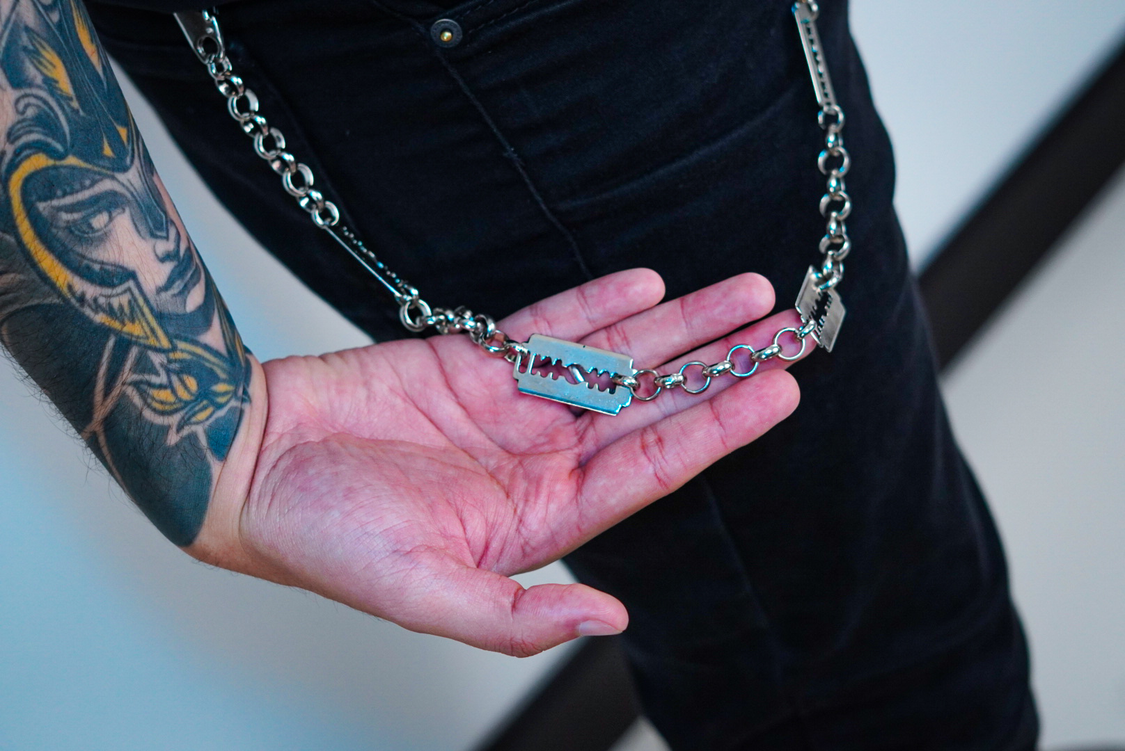 Cadena de pantalón con hoja de afeitar