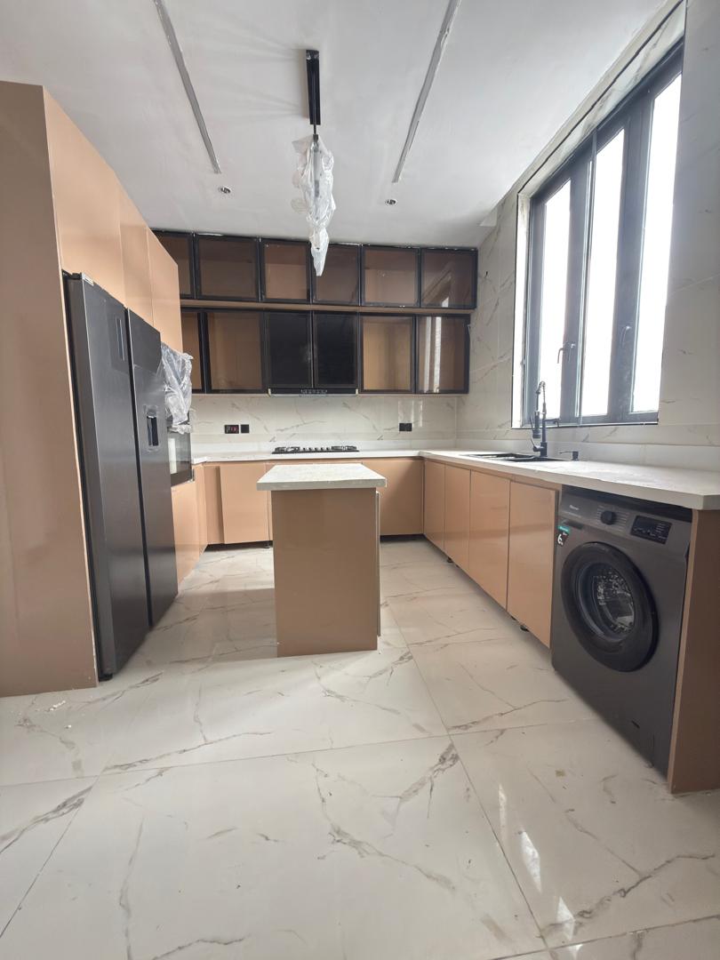 Luxury 5 Bedroom Fully Detached Duplex