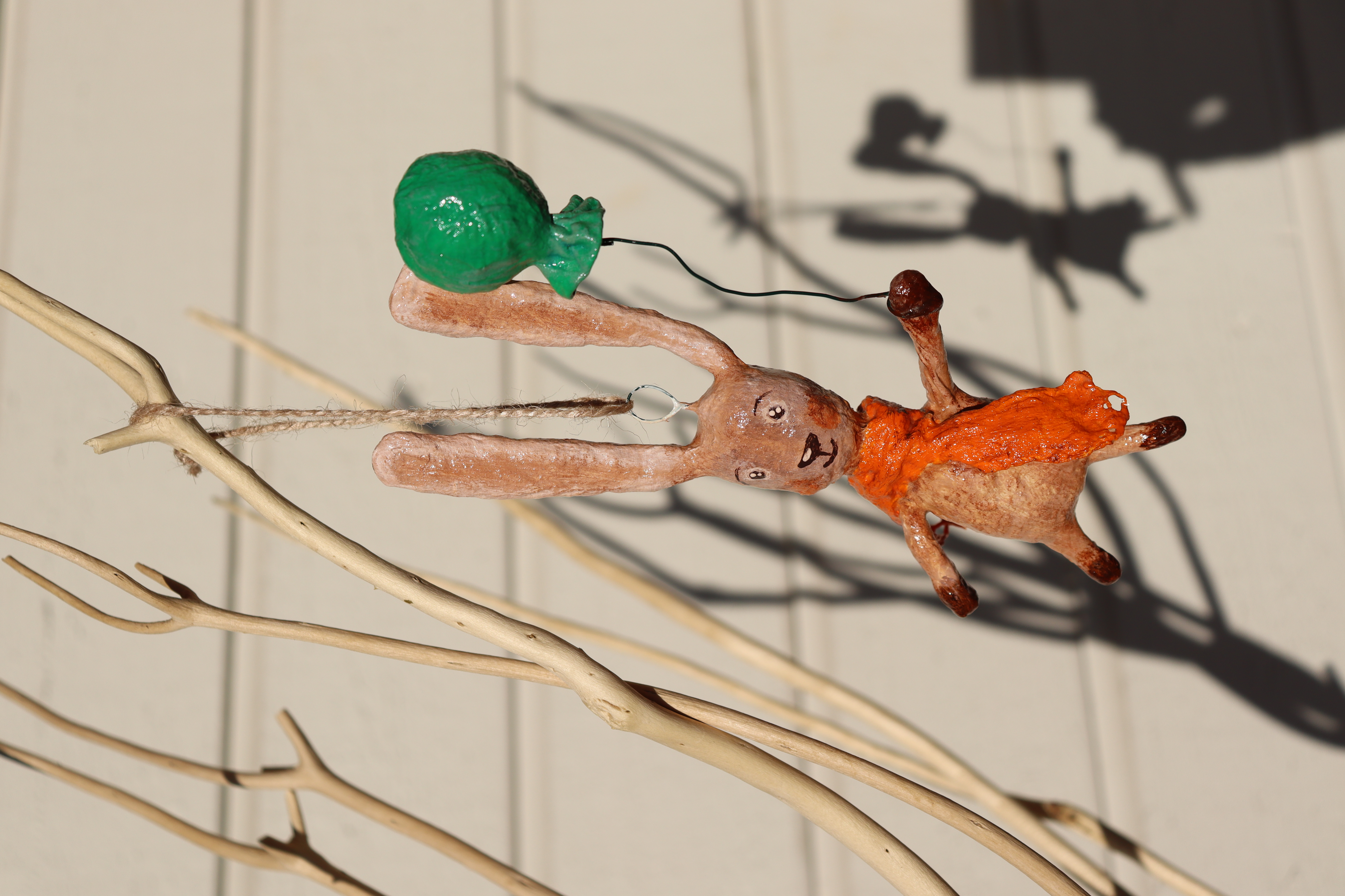 Kiškutis su oranžiniu  šalikėliu