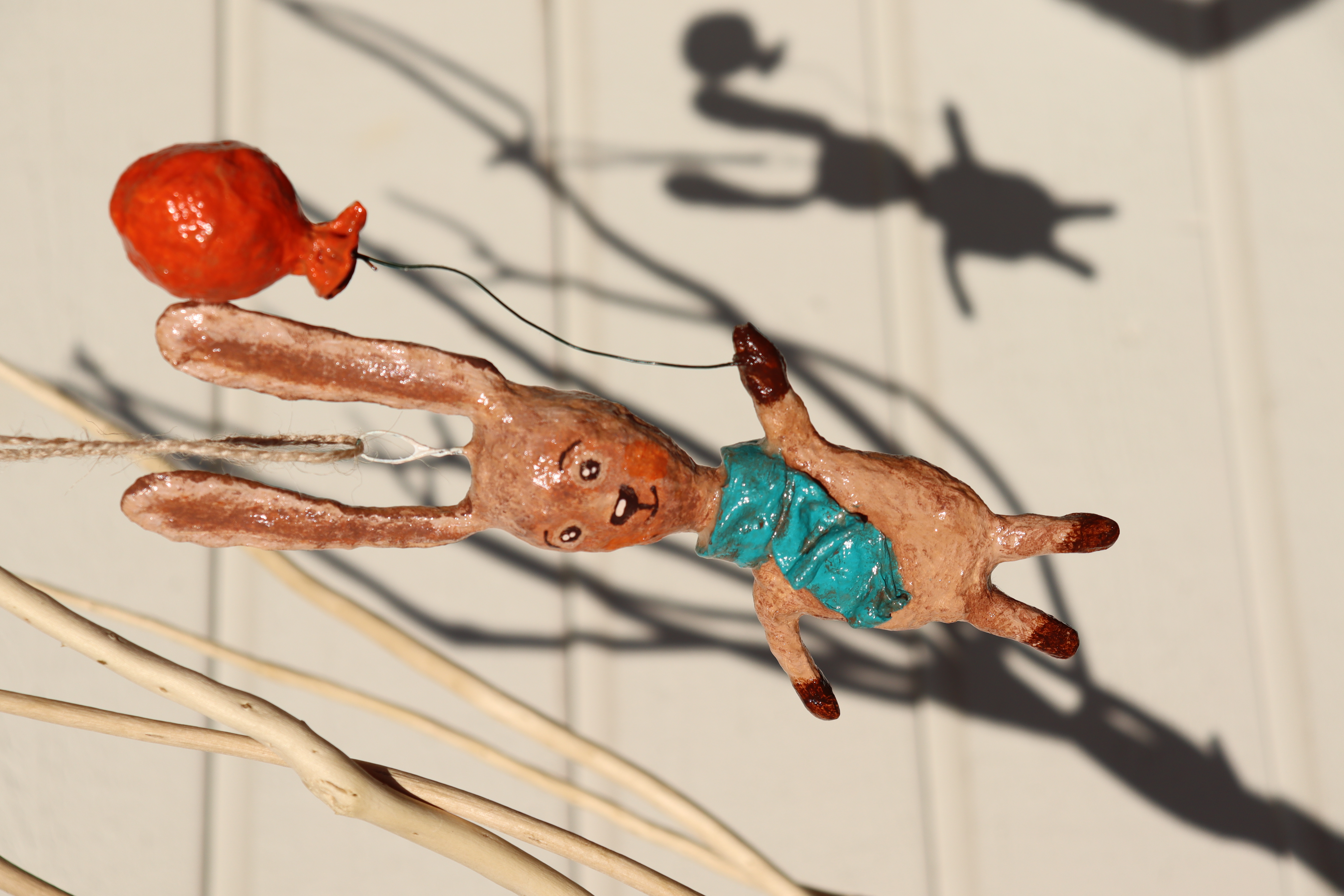 Kiškutis su mėlynu šalikėliu