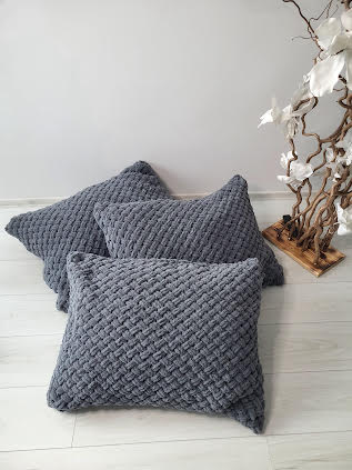 Pilka pagalvėlė namų dekorui