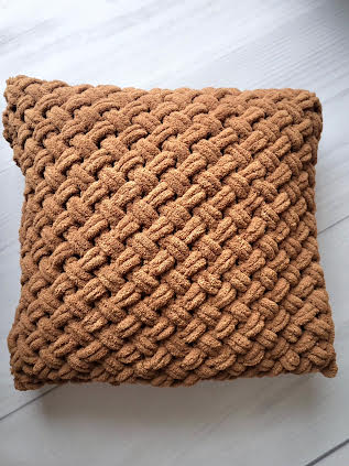 Pilka pagalvėlė namų dekorui