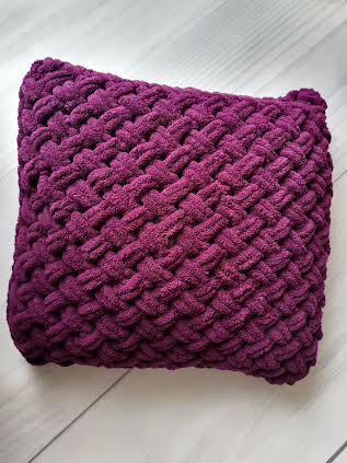 Pilka pagalvėlė namų dekorui