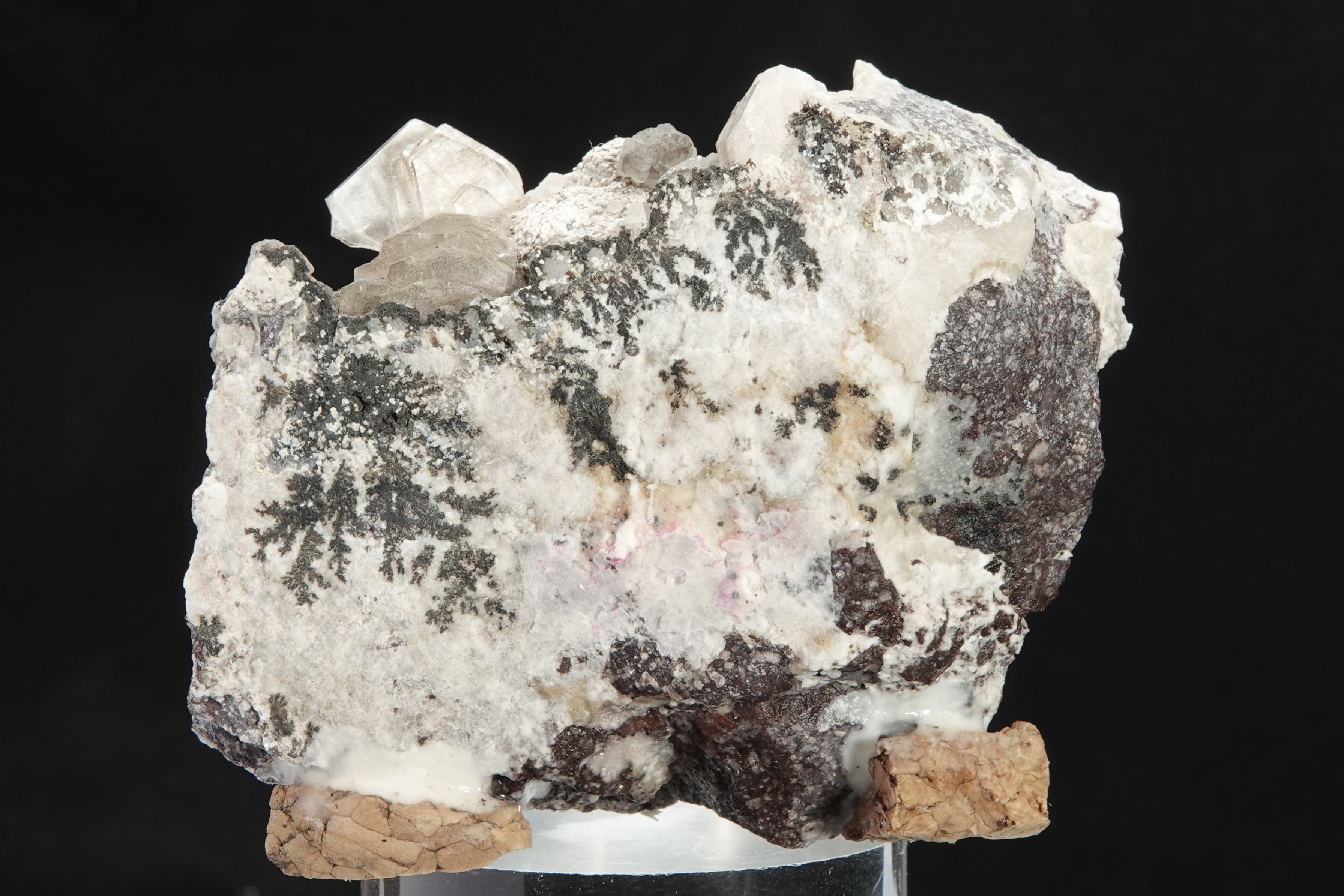 Heulandite sur dendrites de Manganèse - Monastir, Sardaigne, Italie - 732 ct