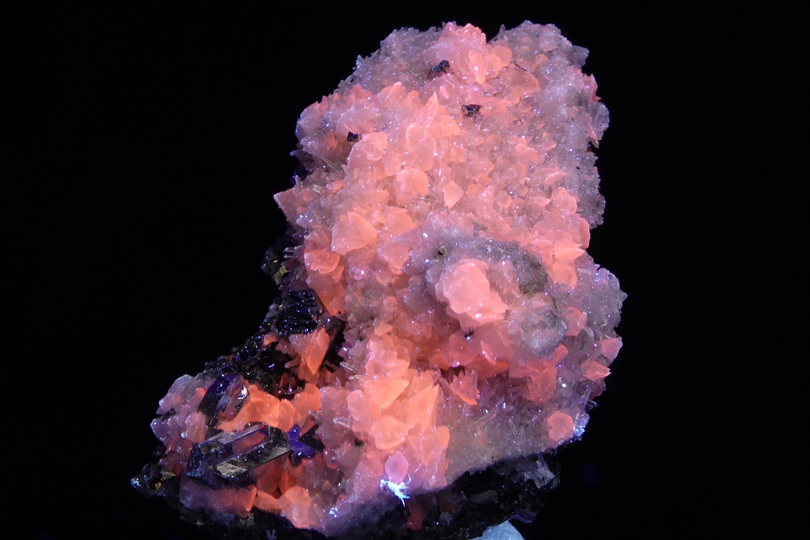 Pyrite, Quartz, Galène miroir, Calcite fluorescente -  Bulgarie