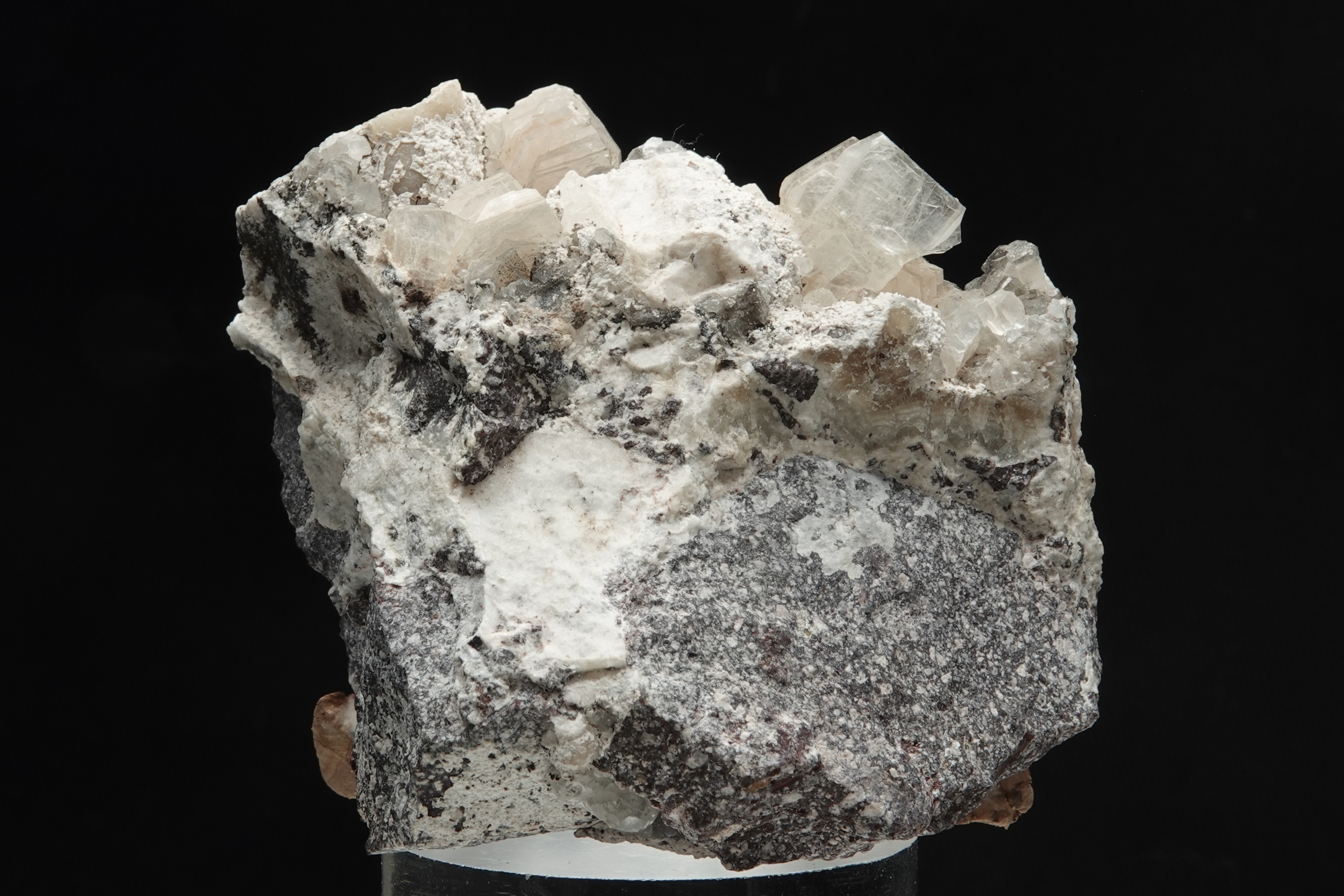 Heulandite sur dendrites de Manganèse - Monastir, Sardaigne, Italie - 732 ct