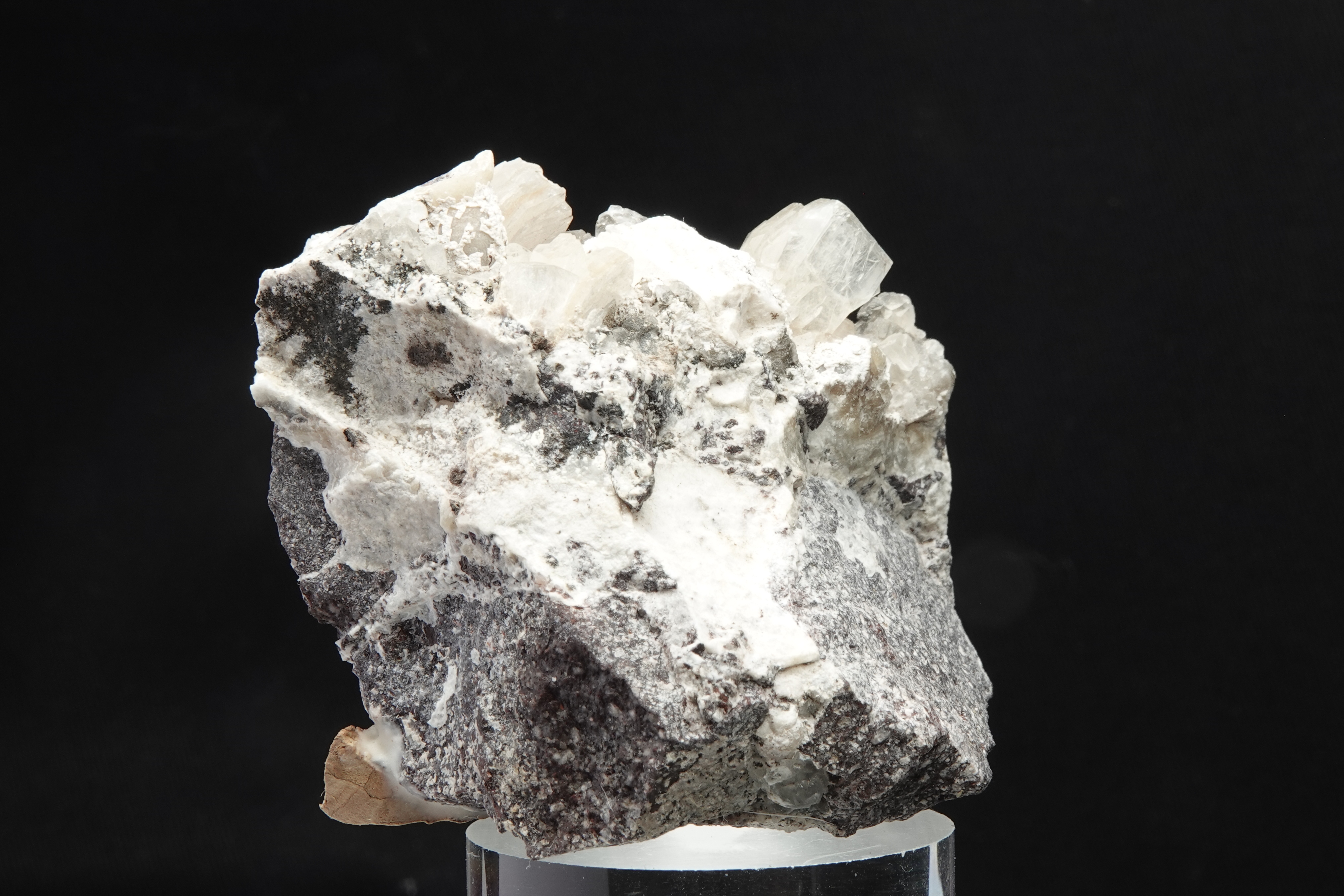Heulandite sur dendrites de Manganèse - Monastir, Sardaigne, Italie - 732 ct