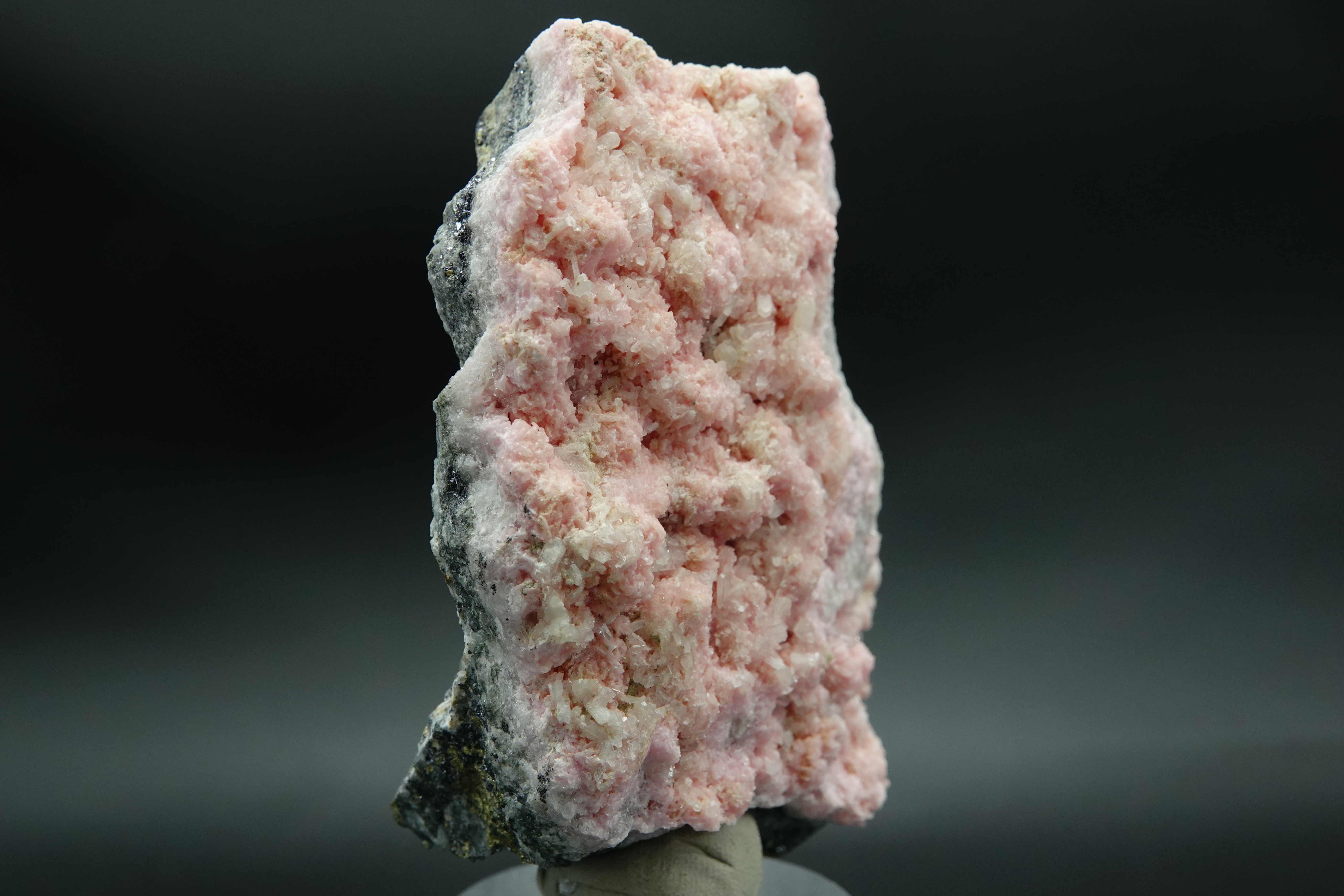 Rhodochrosite & Calcite, avec inclusions de Chalcopyrite & Sphalérite - 1188.5 ct