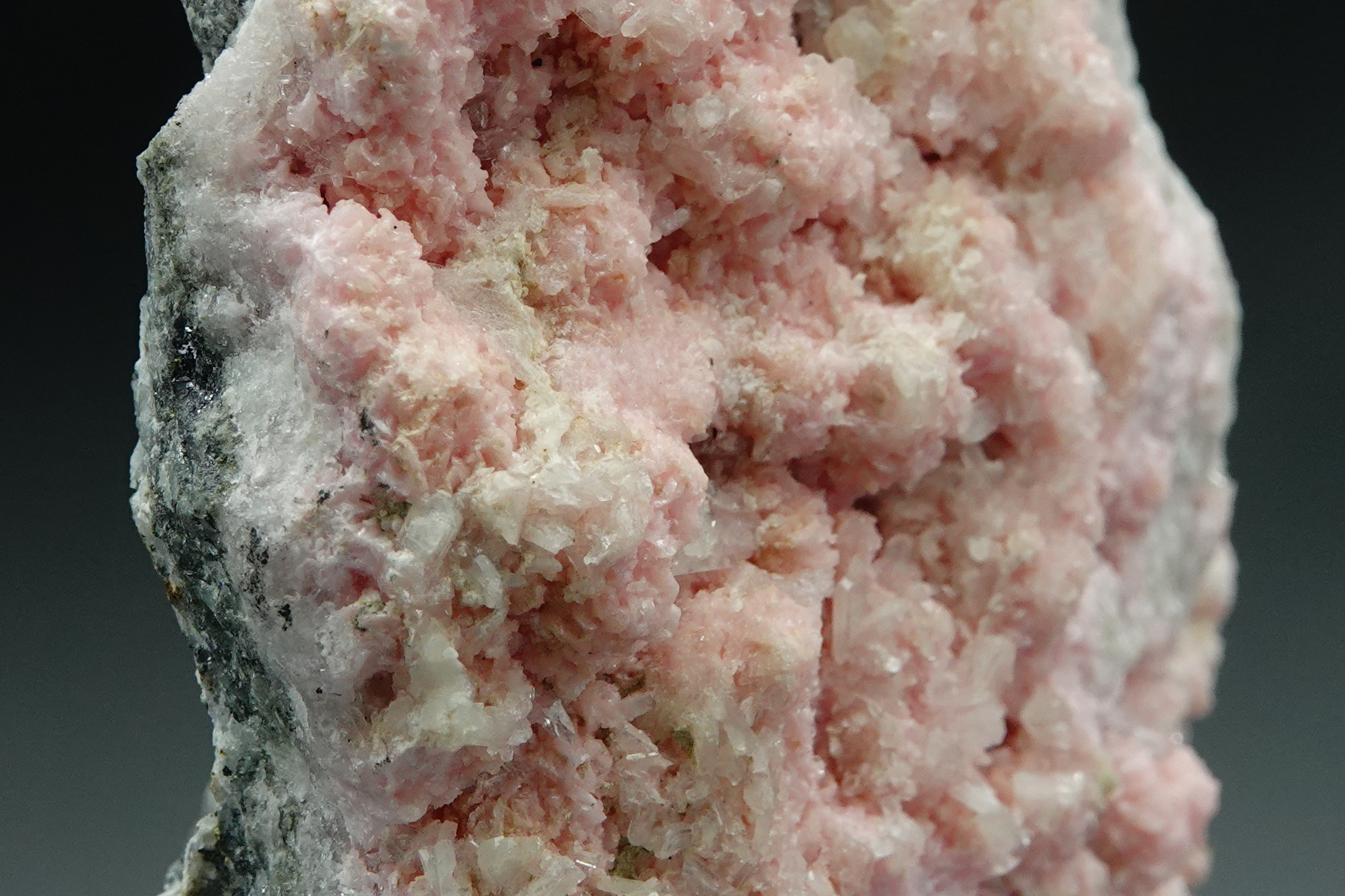 Rhodochrosite & Calcite, avec inclusions de Chalcopyrite & Sphalérite - 1188.5 ct