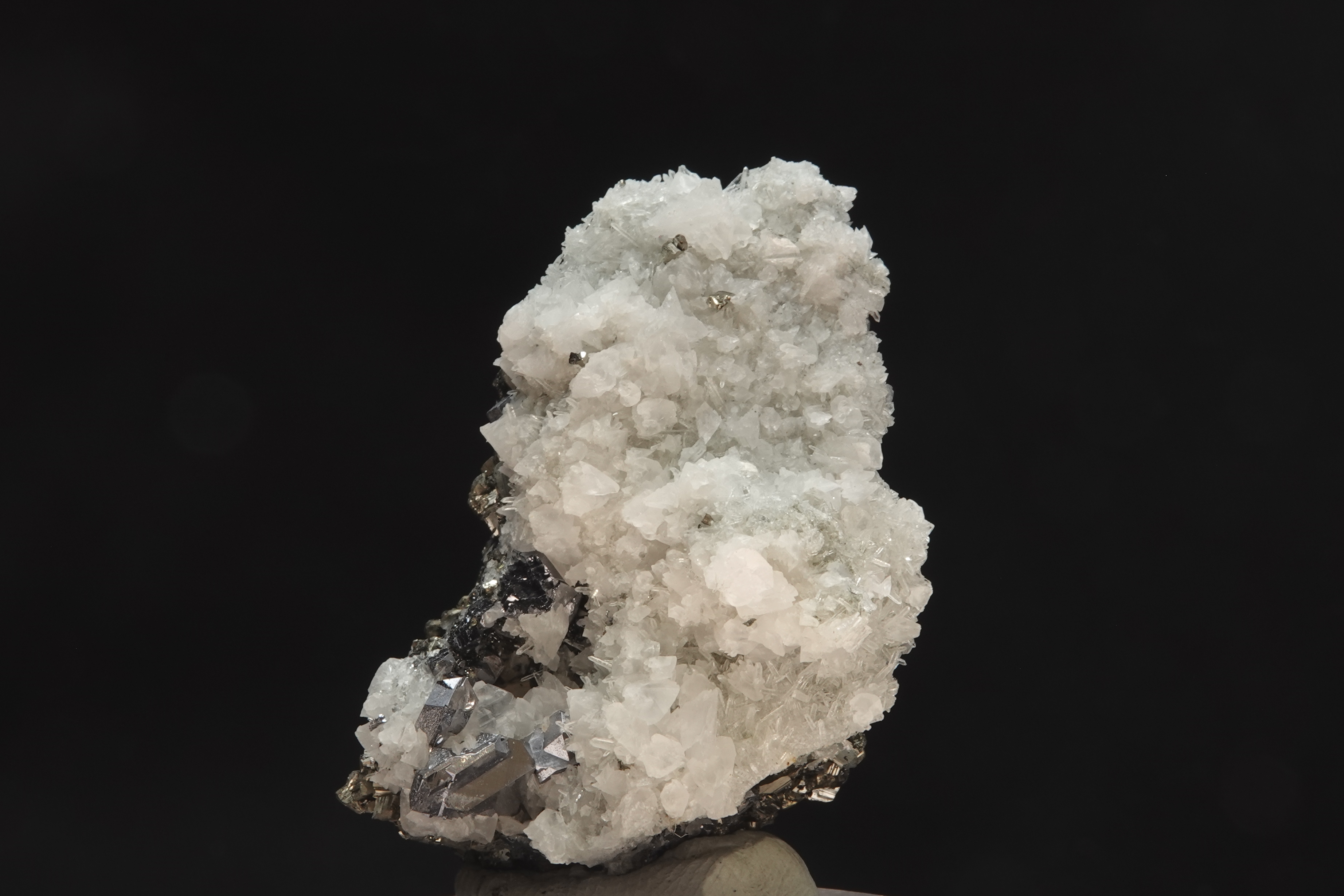 Pyrite, Quartz, Galène miroir, Calcite fluorescente -  Bulgarie