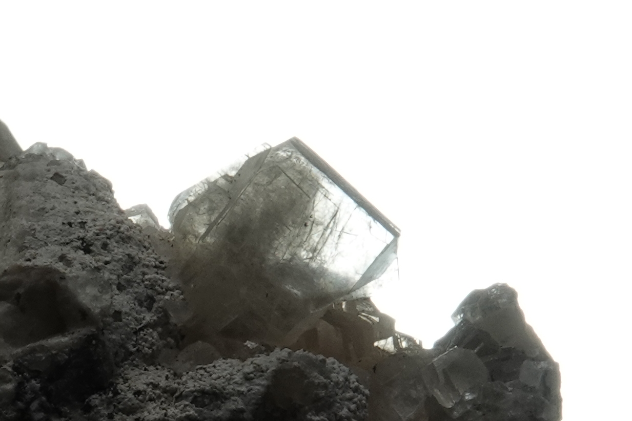 Heulandite sur dendrites de Manganèse - Monastir, Sardaigne, Italie - 732 ct