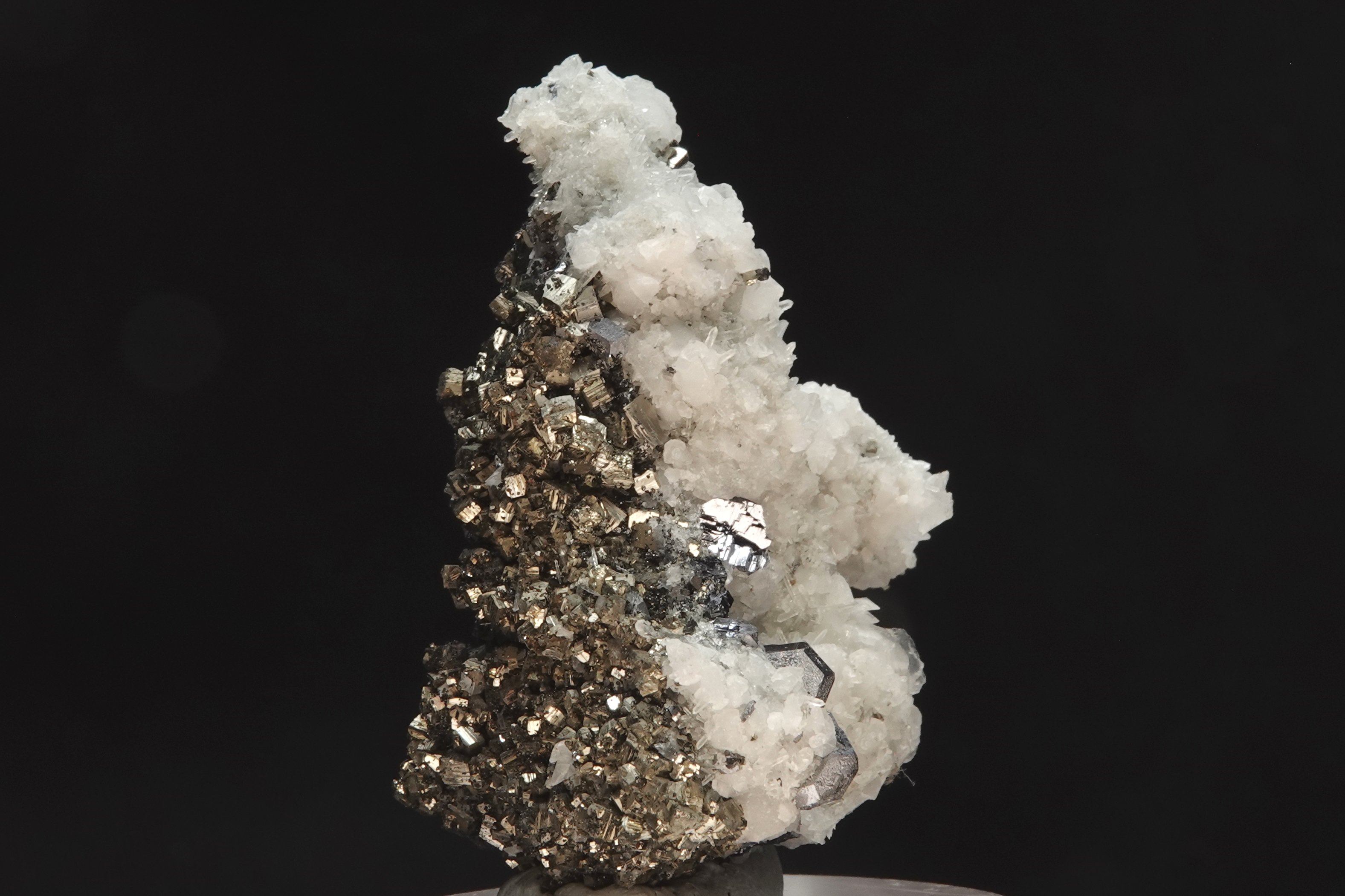 Pyrite, Quartz, Galène miroir, Calcite fluorescente -  Bulgarie