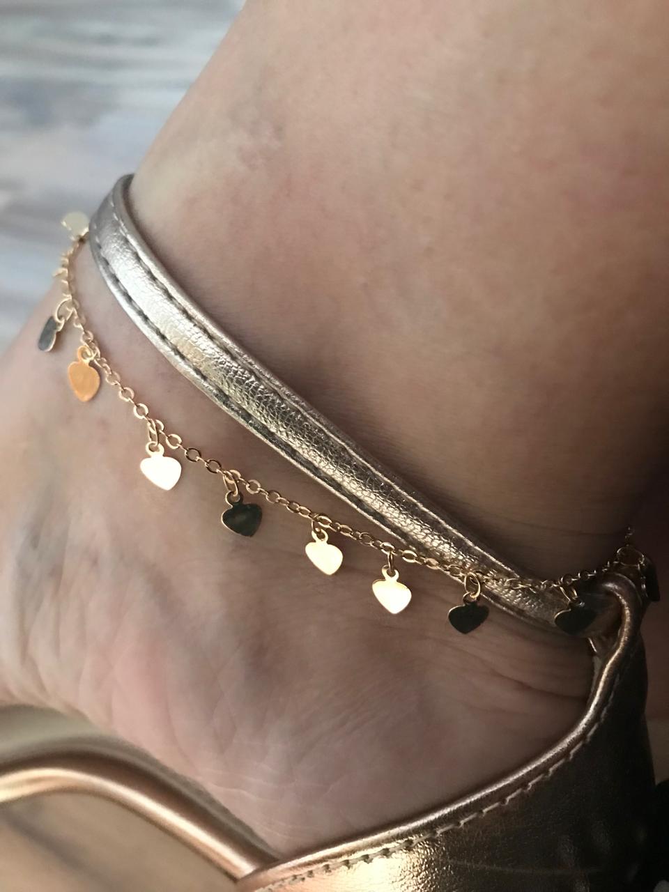 Tornozeleira Dourada com Pingentes de Coração Banhada a Ouro 18k