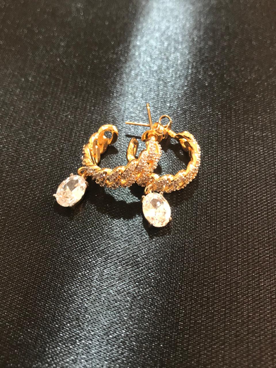 Brincos de Argola Dourados com Pedra Banhado a Ouro 18k