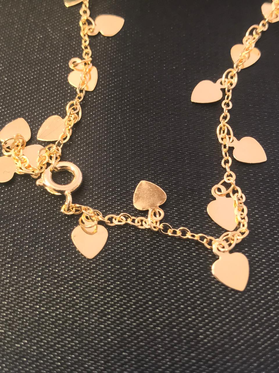 Tornozeleira Dourada com Pingentes de Coração Banhada a Ouro 18k