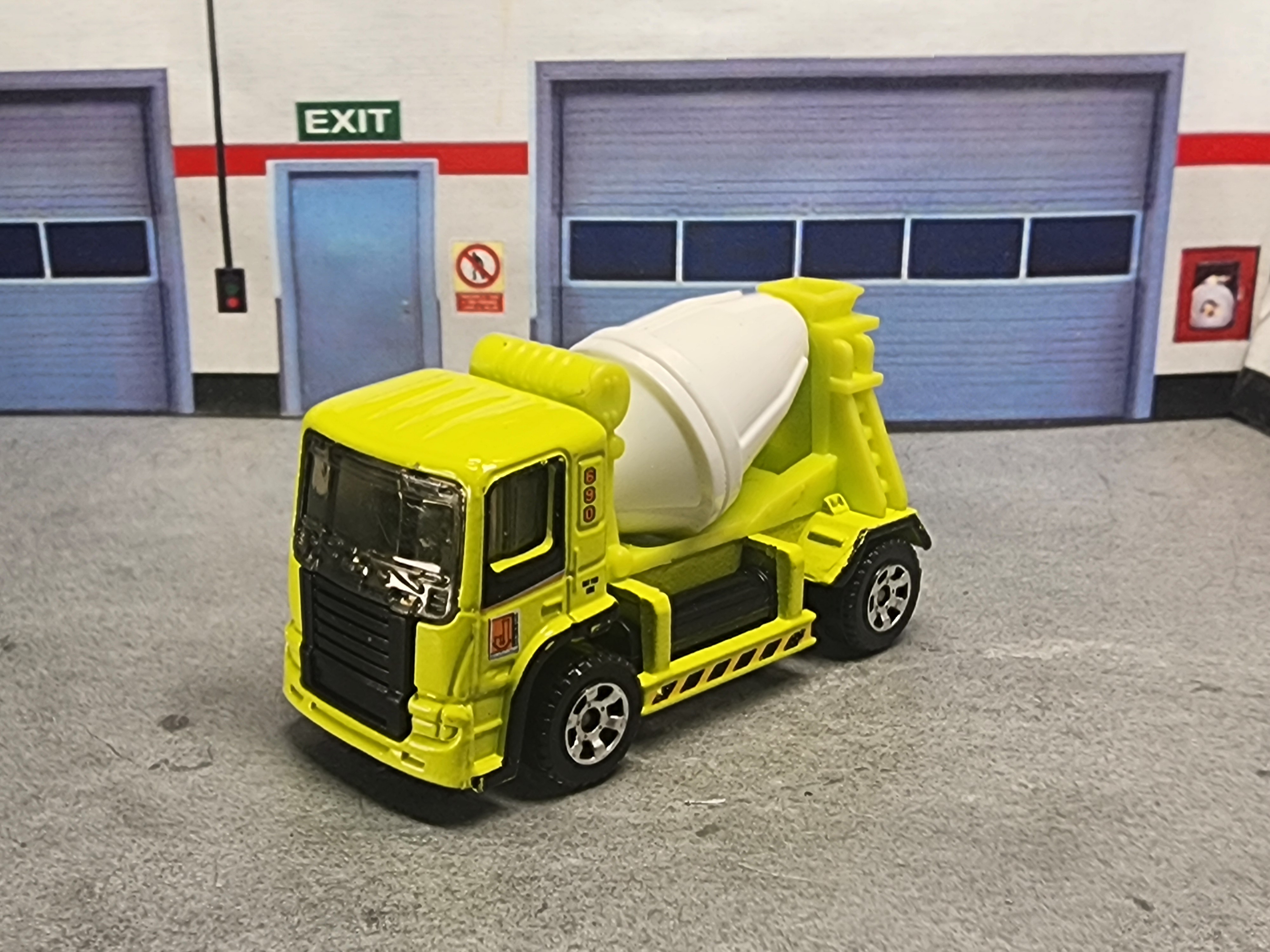 Mini Cement Mixer Truck Keychain, 1:64 Scale Diecast