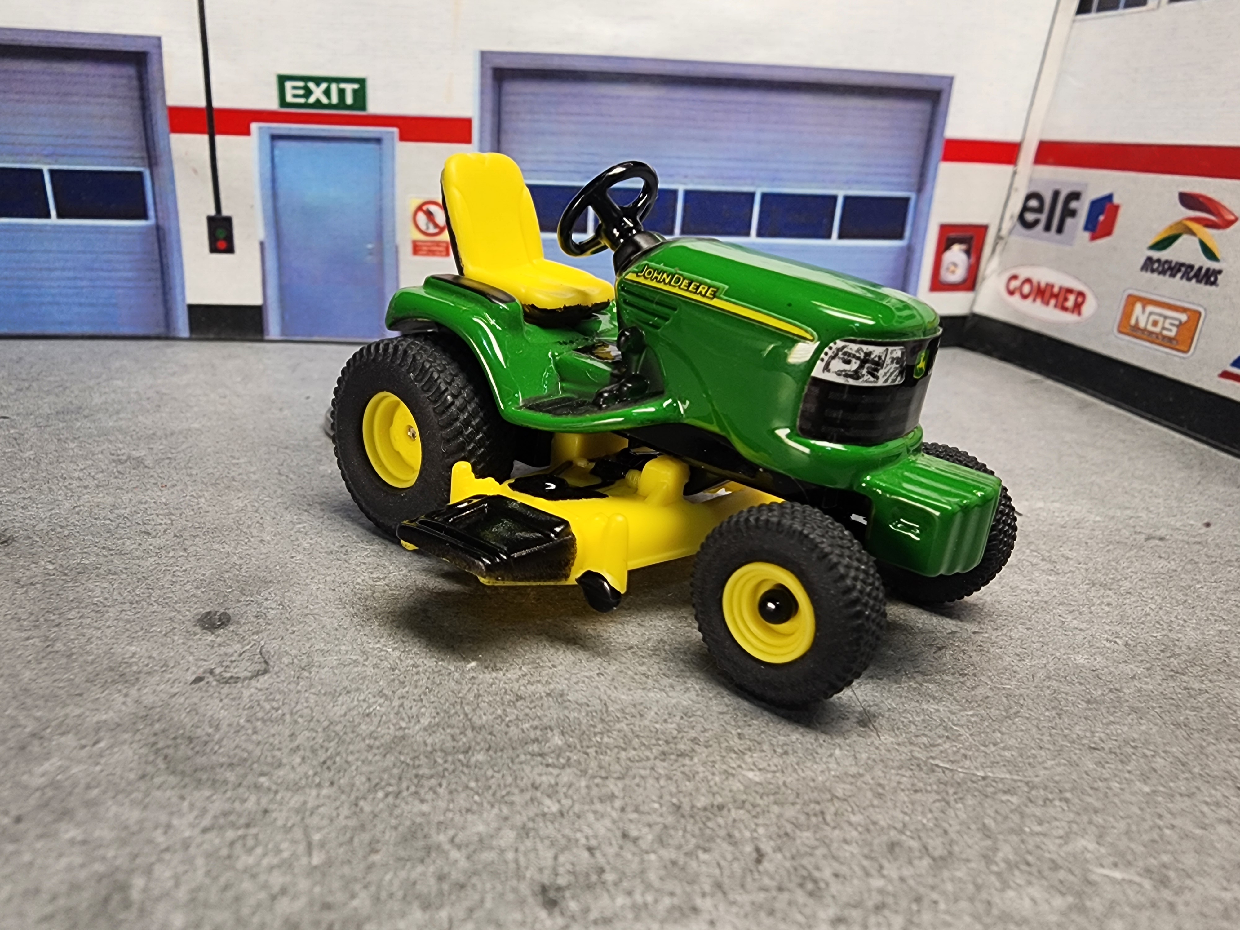 John Deere Lawn Tractor Keychain, 1:64 Scale Diecast