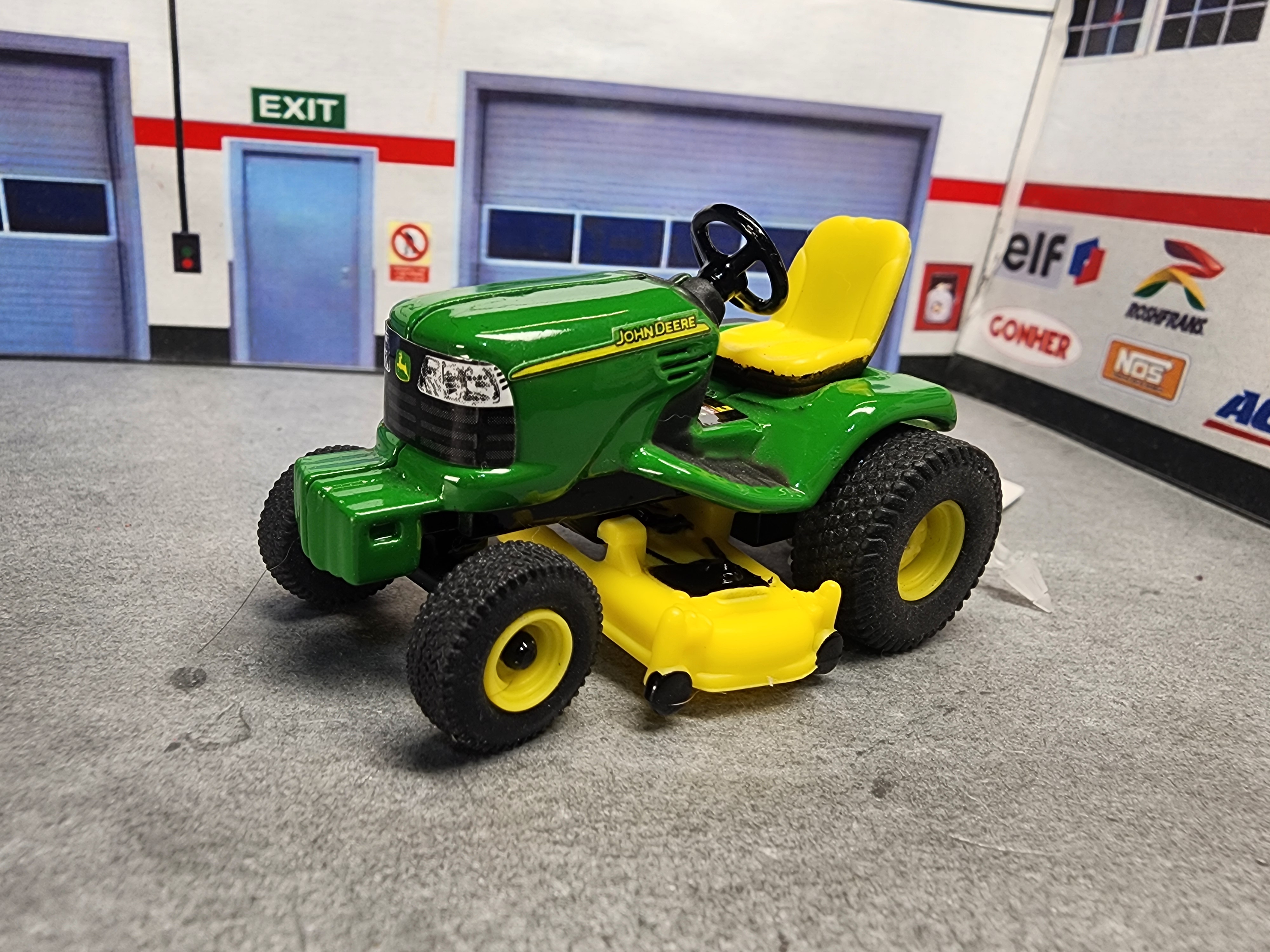 John Deere Lawn Tractor Keychain, 1:64 Scale Diecast