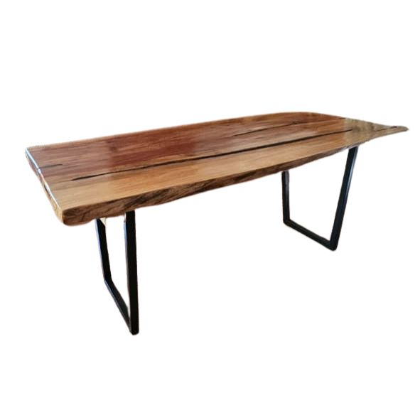 Mesa de comedor de madera con borde natural