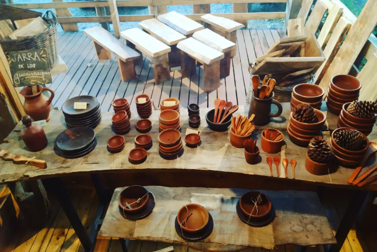 Juego de vajilla de barro artesanal