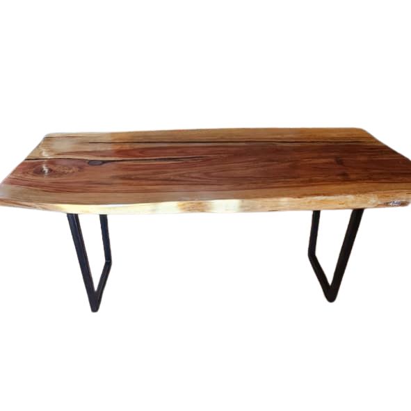 Mesa de comedor de madera con borde natural
