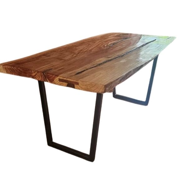 Mesa de comedor de madera con borde natural