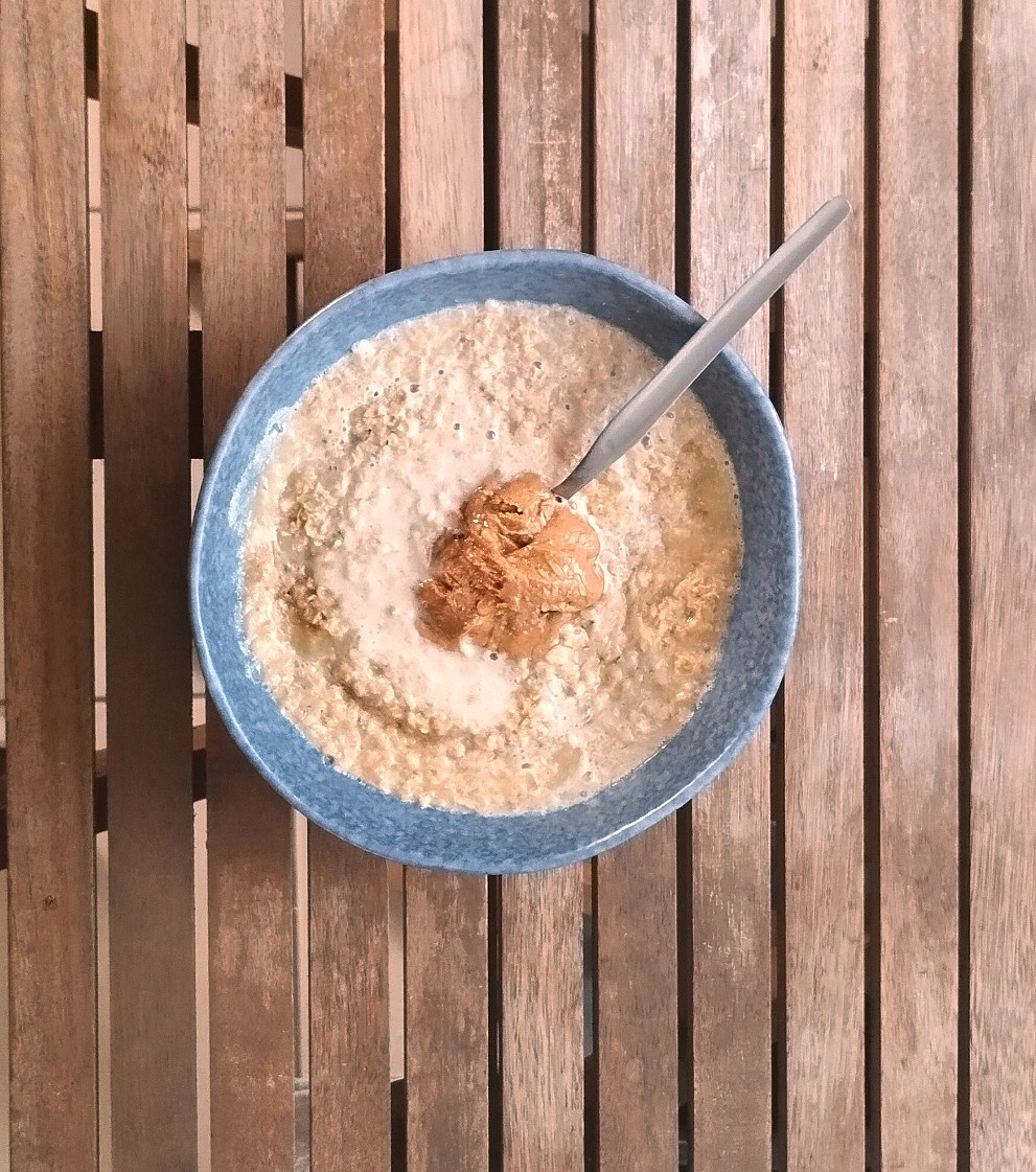 Porridge Crémeux au Caramel et Beurre de Cacahuète