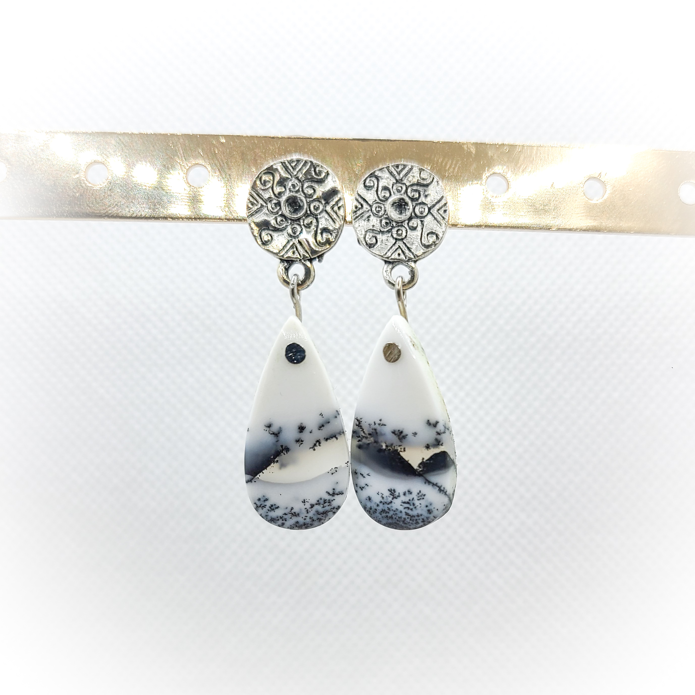 Boucles d’oreilles en opale dendritique
