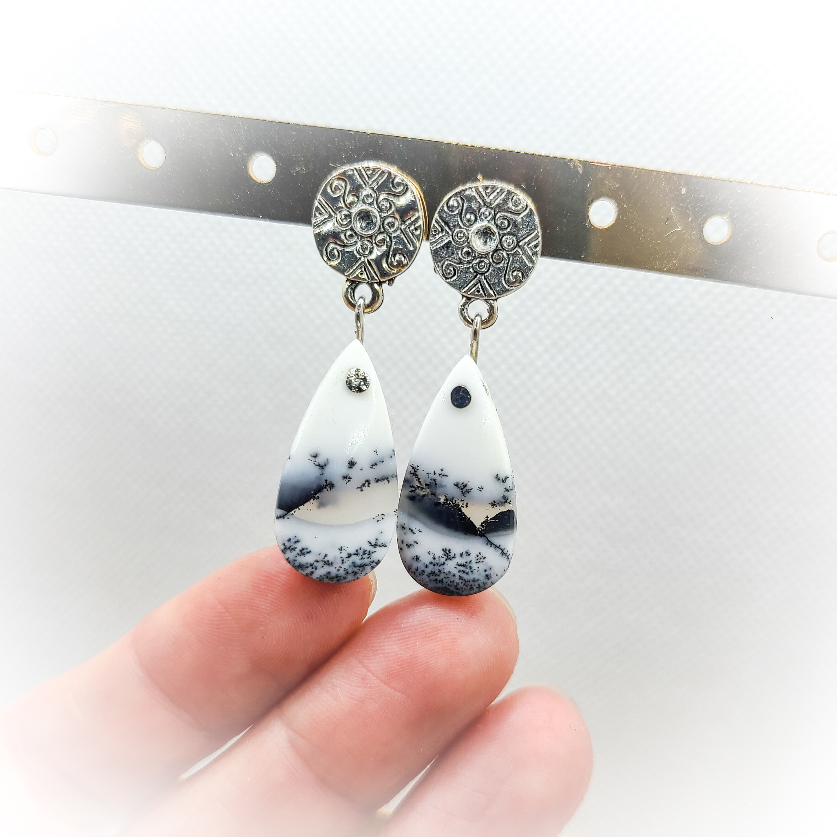 Boucles d’oreilles en opale dendritique