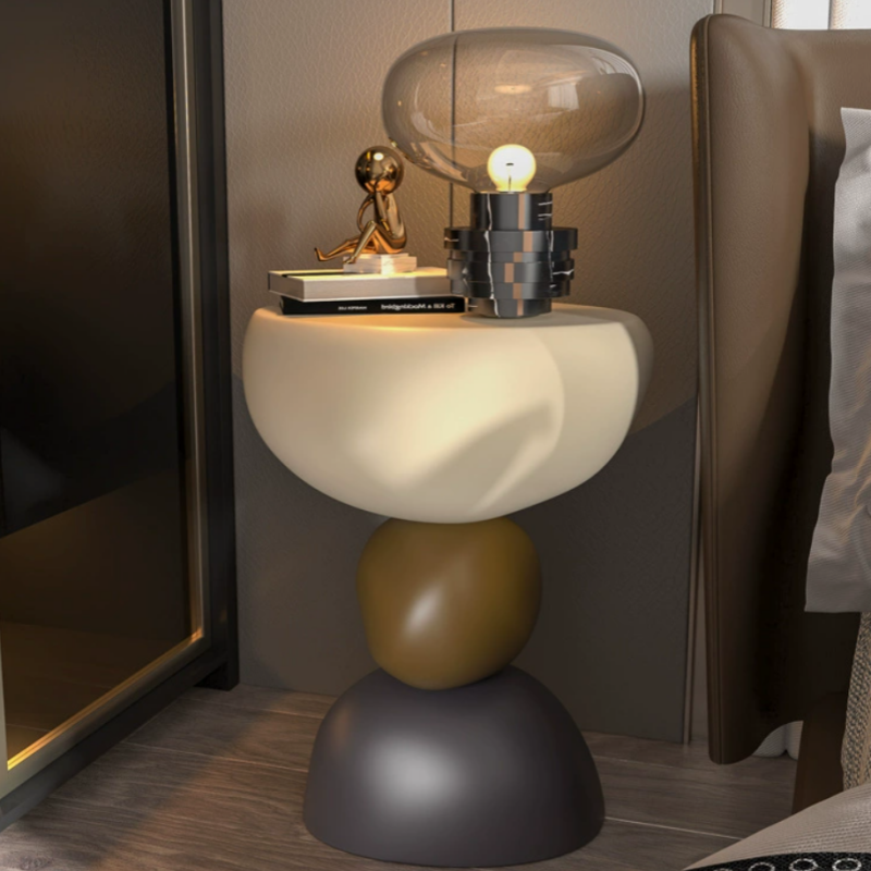 Tavolino laterale moderno dalle forme scultoree