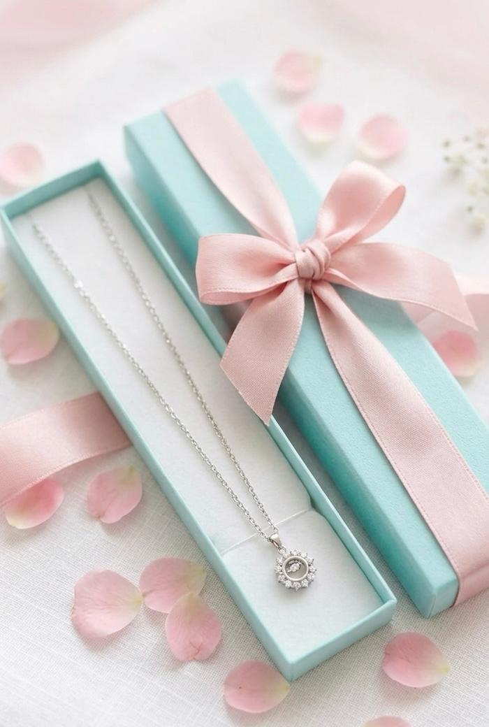 Elegant Silver Pendant Necklace