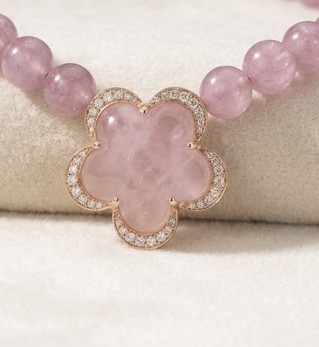 Collana di agate rosa con fiore cangiante 
