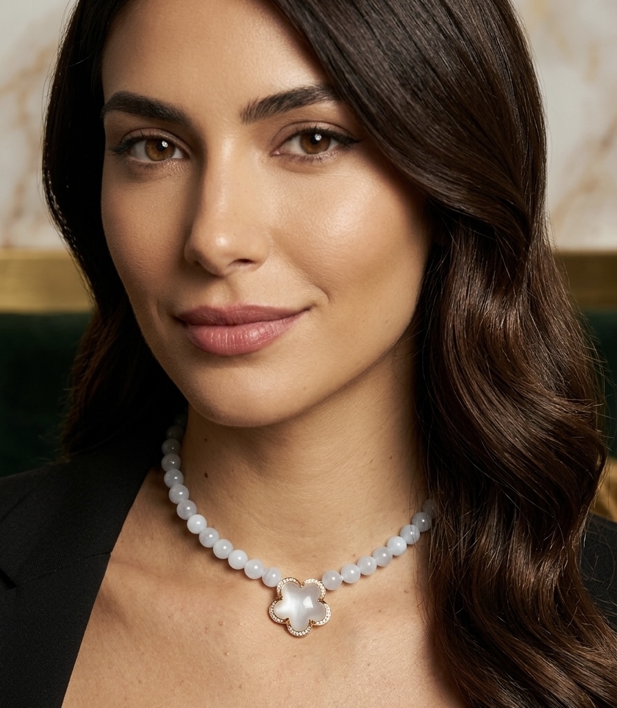 Collana di agata grigia cangiante con fiore