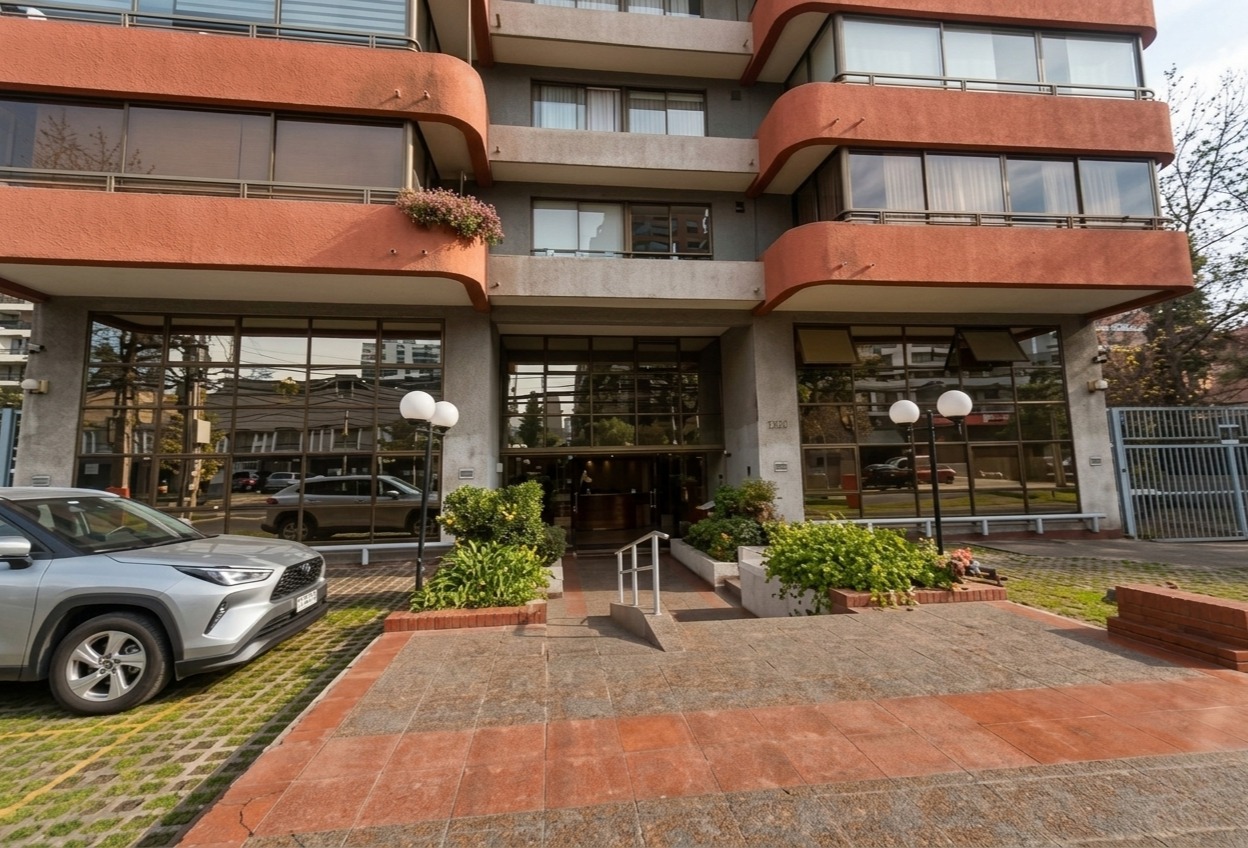 Oficina Ejecutiva en Edificio Moderno en Las Condes