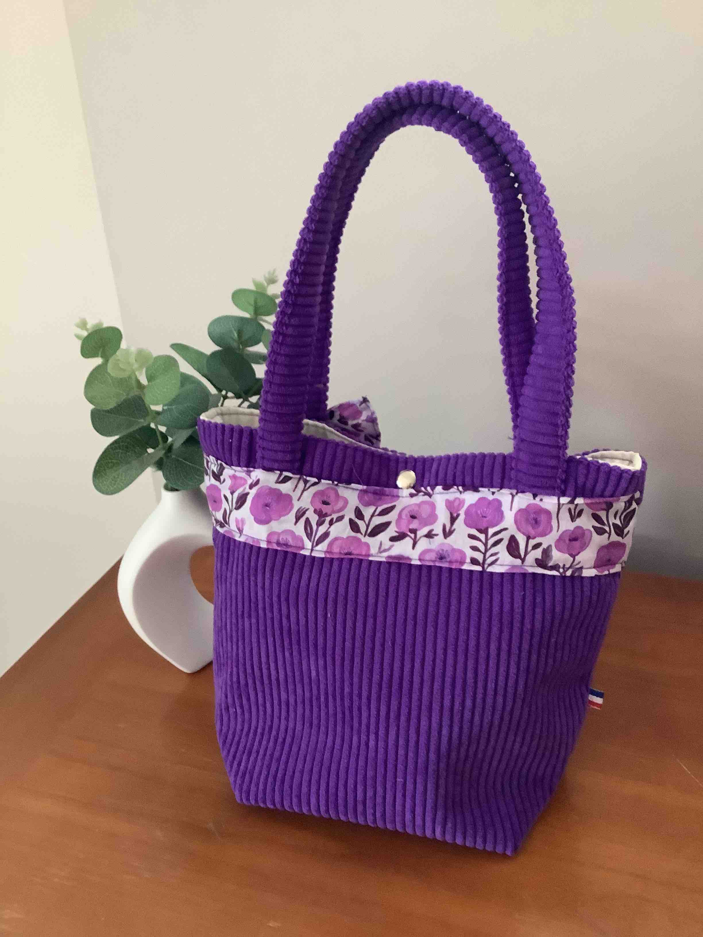 Sac à main violet en velours et noeud fleuri
