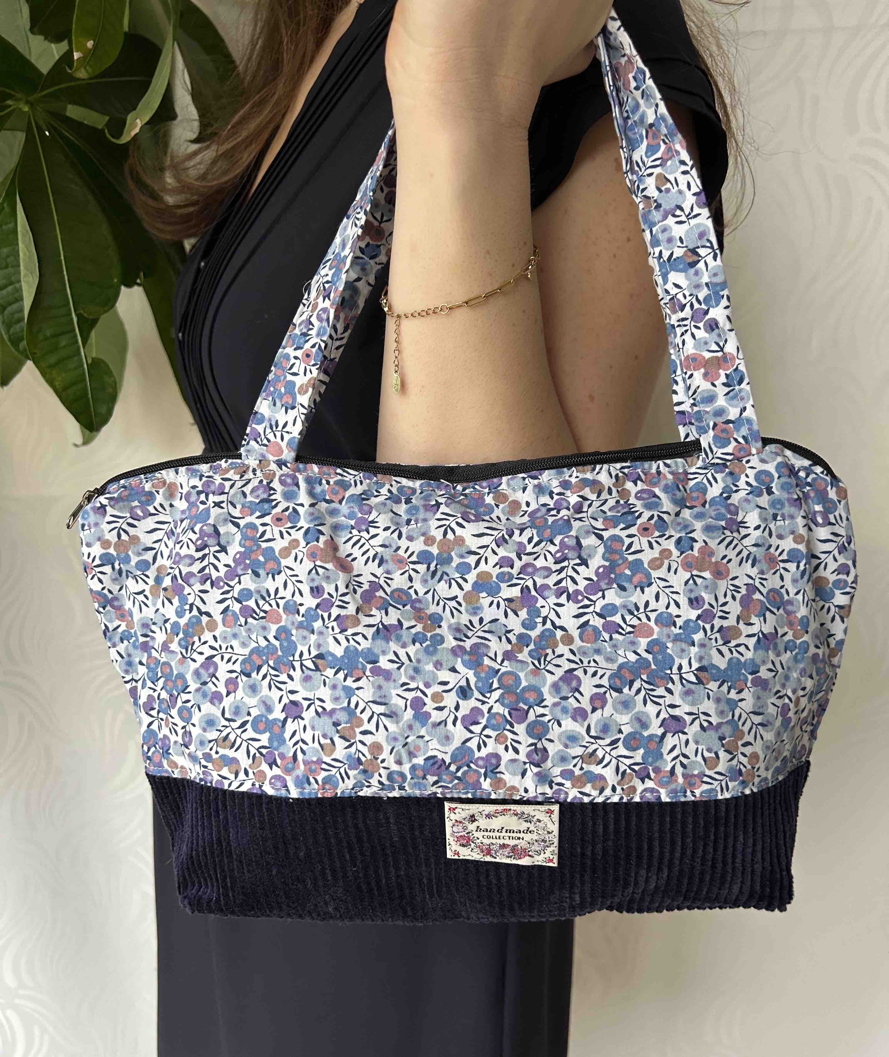 Sac à main fleuri en tissu et velours côtelé bleu marine