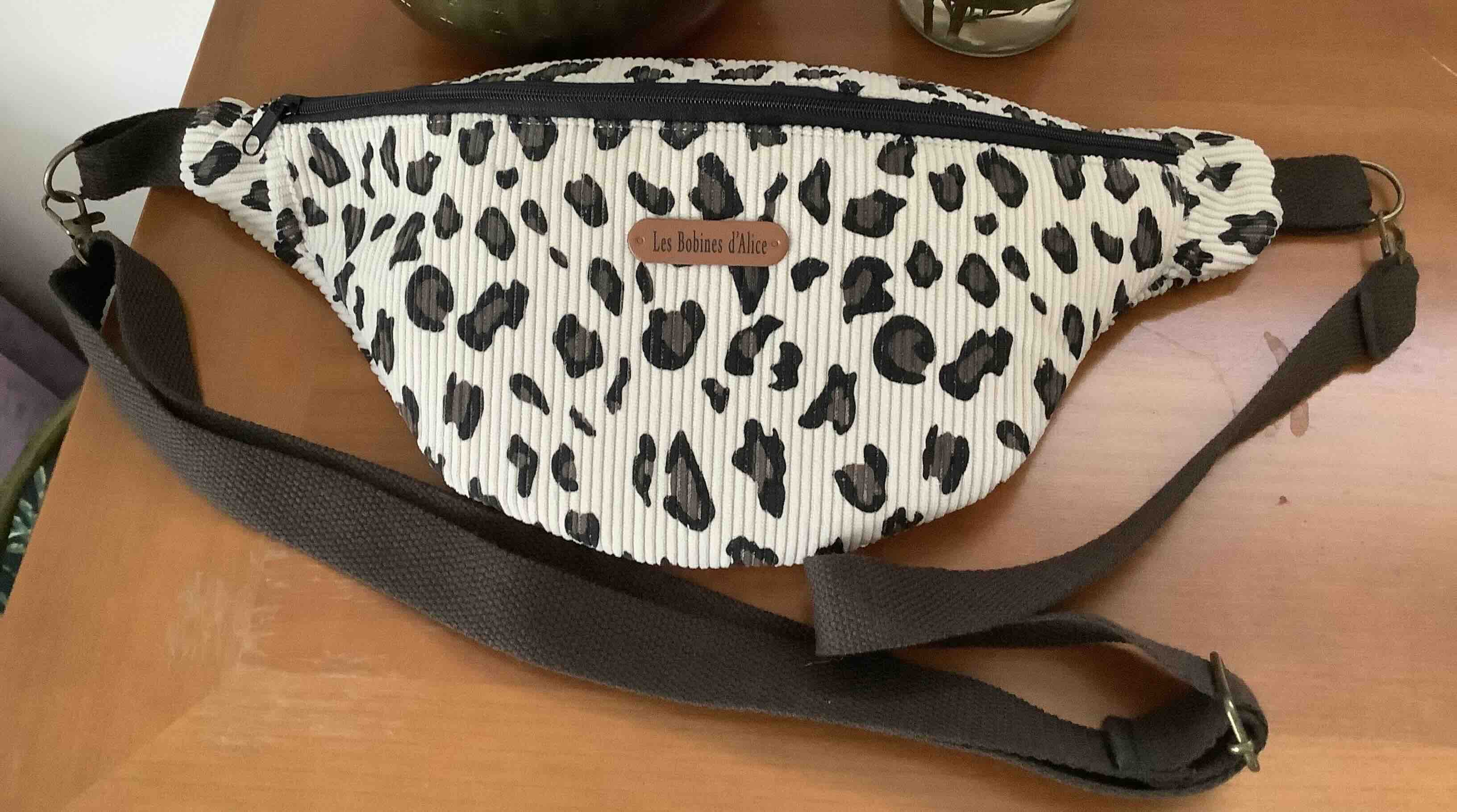 Sac banane en velours léopard