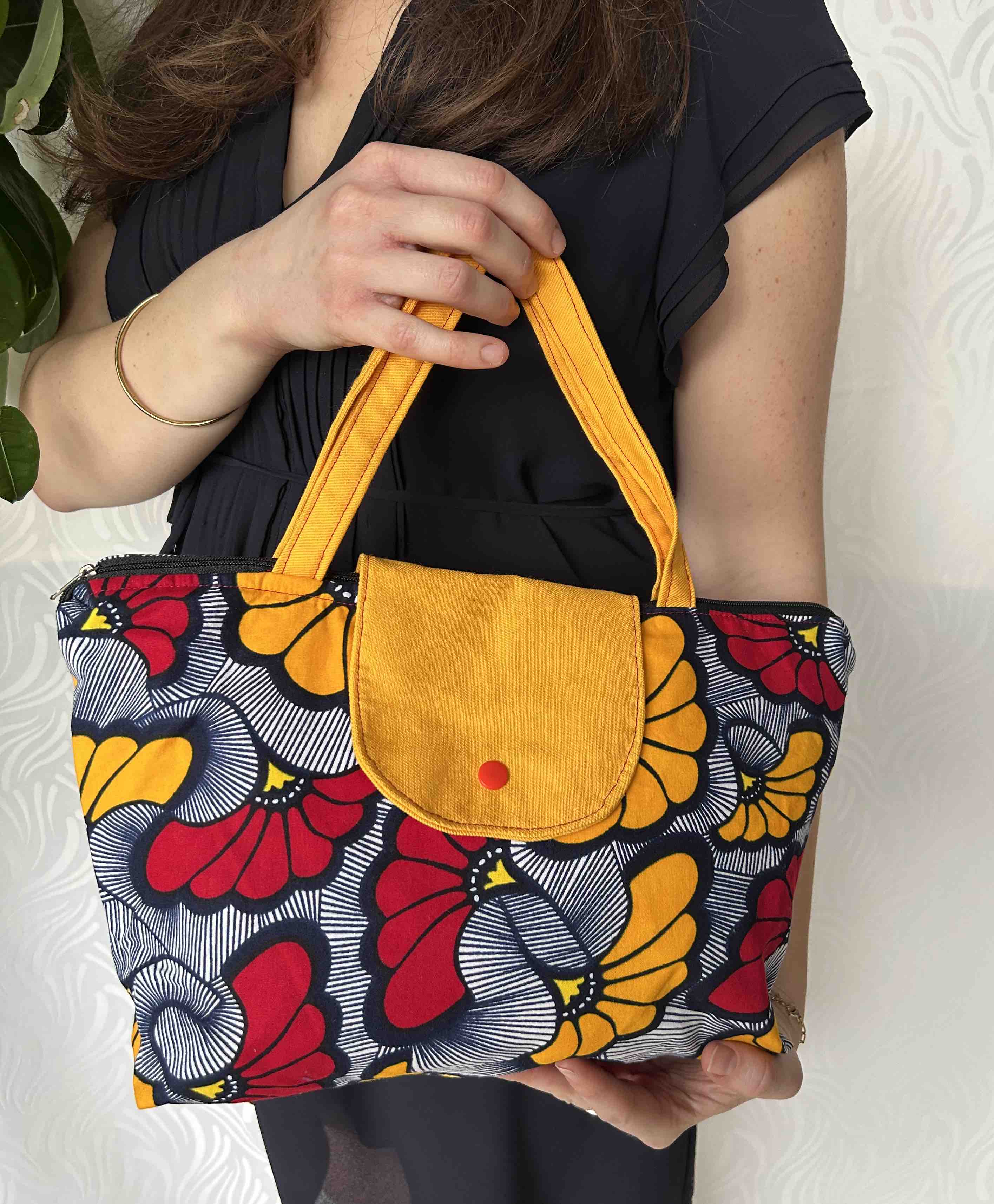 Sac à main en tissu wax fleuri et rabat jaune