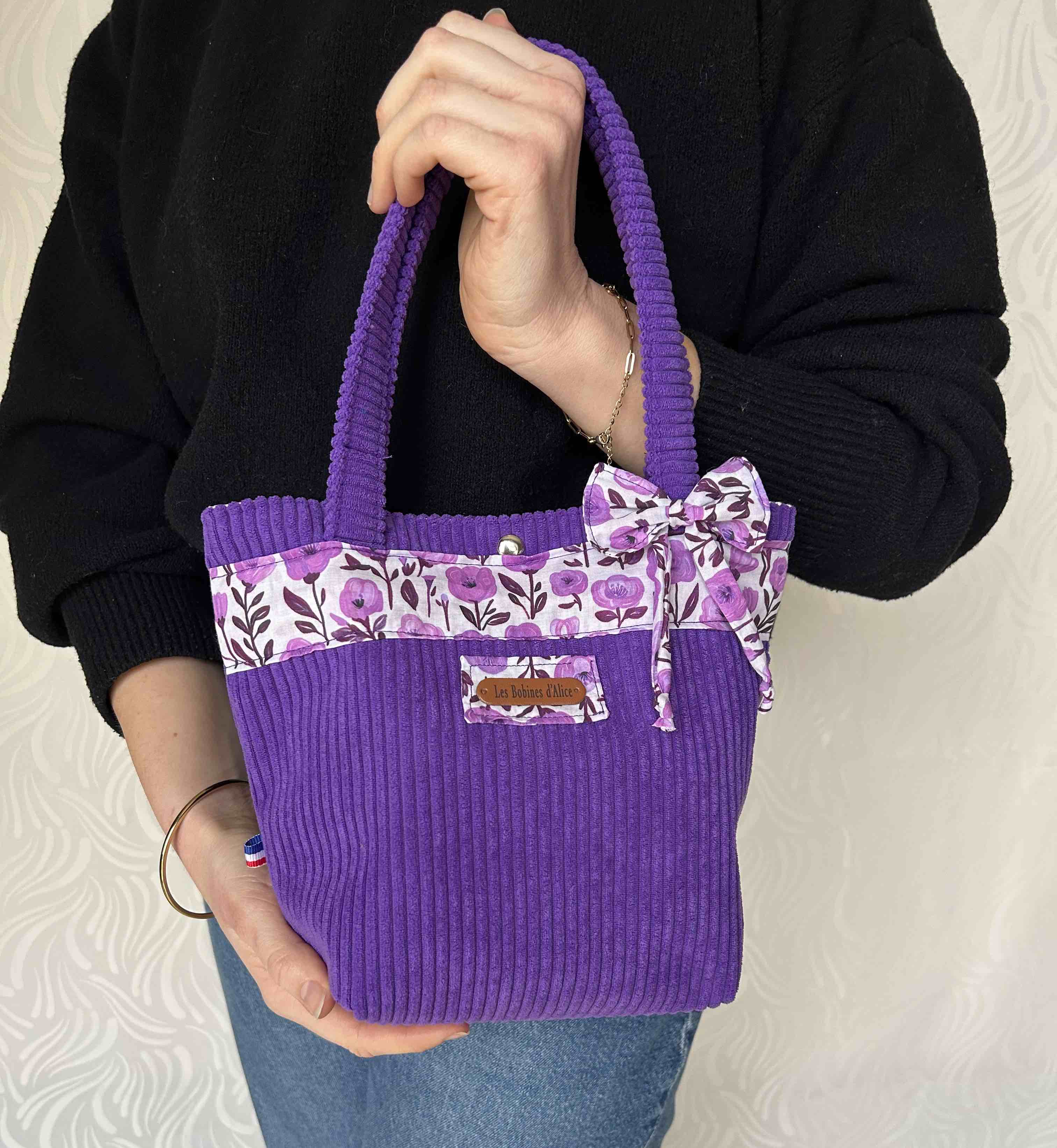 Sac à main violet en velours et noeud fleuri