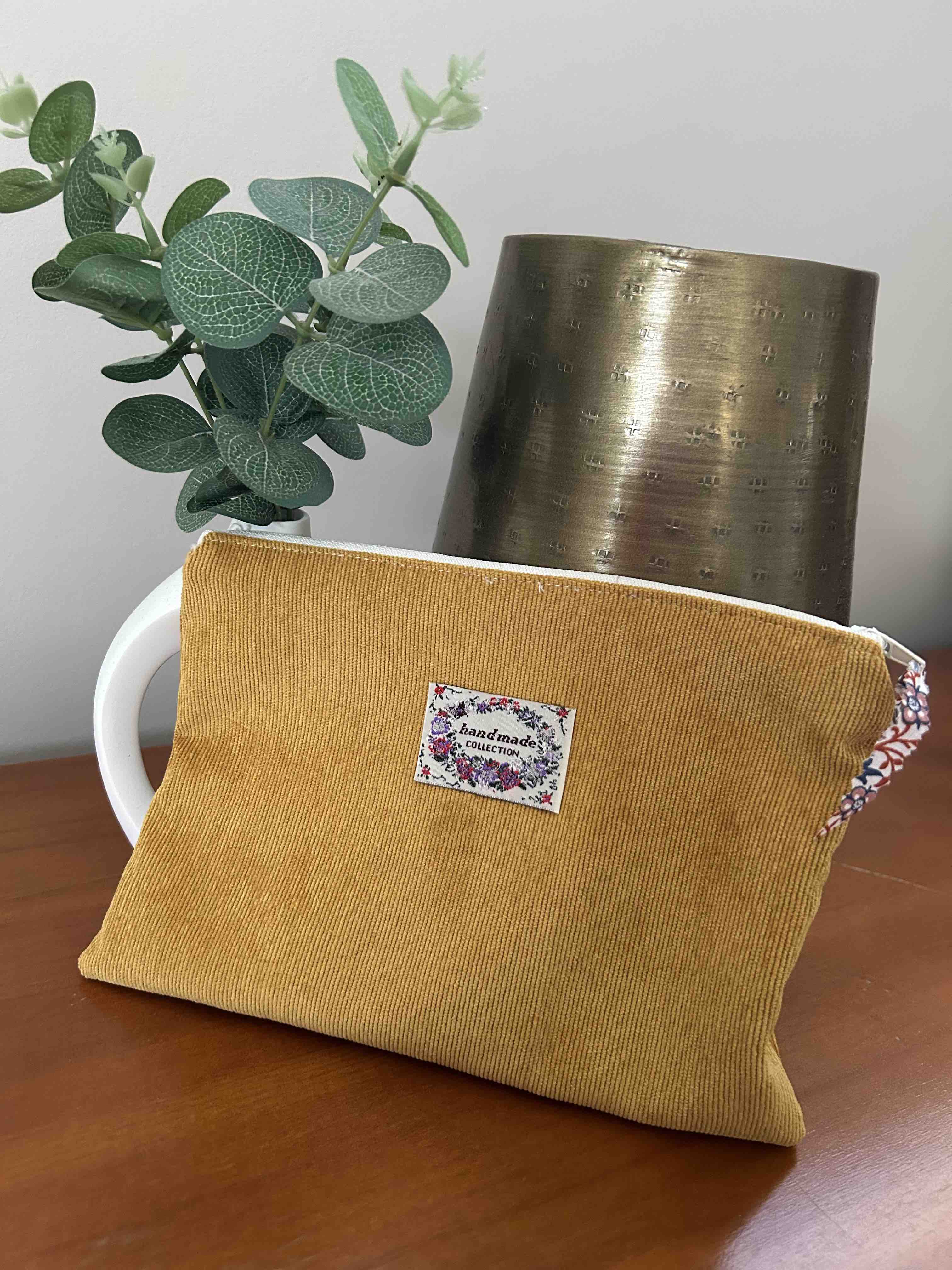 Pochette en velours moutarde