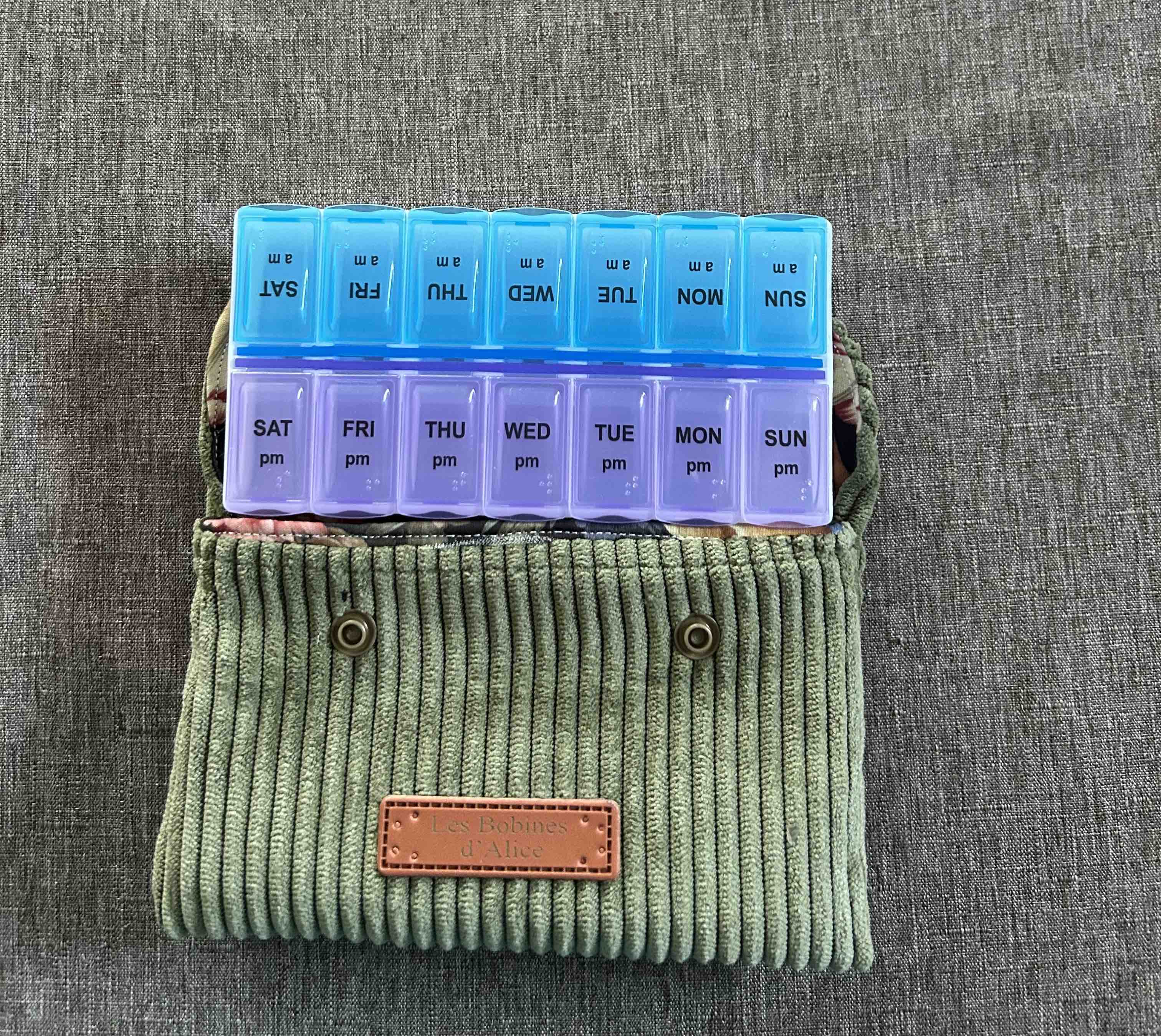 Pochette pilulier semainier en velours kaki