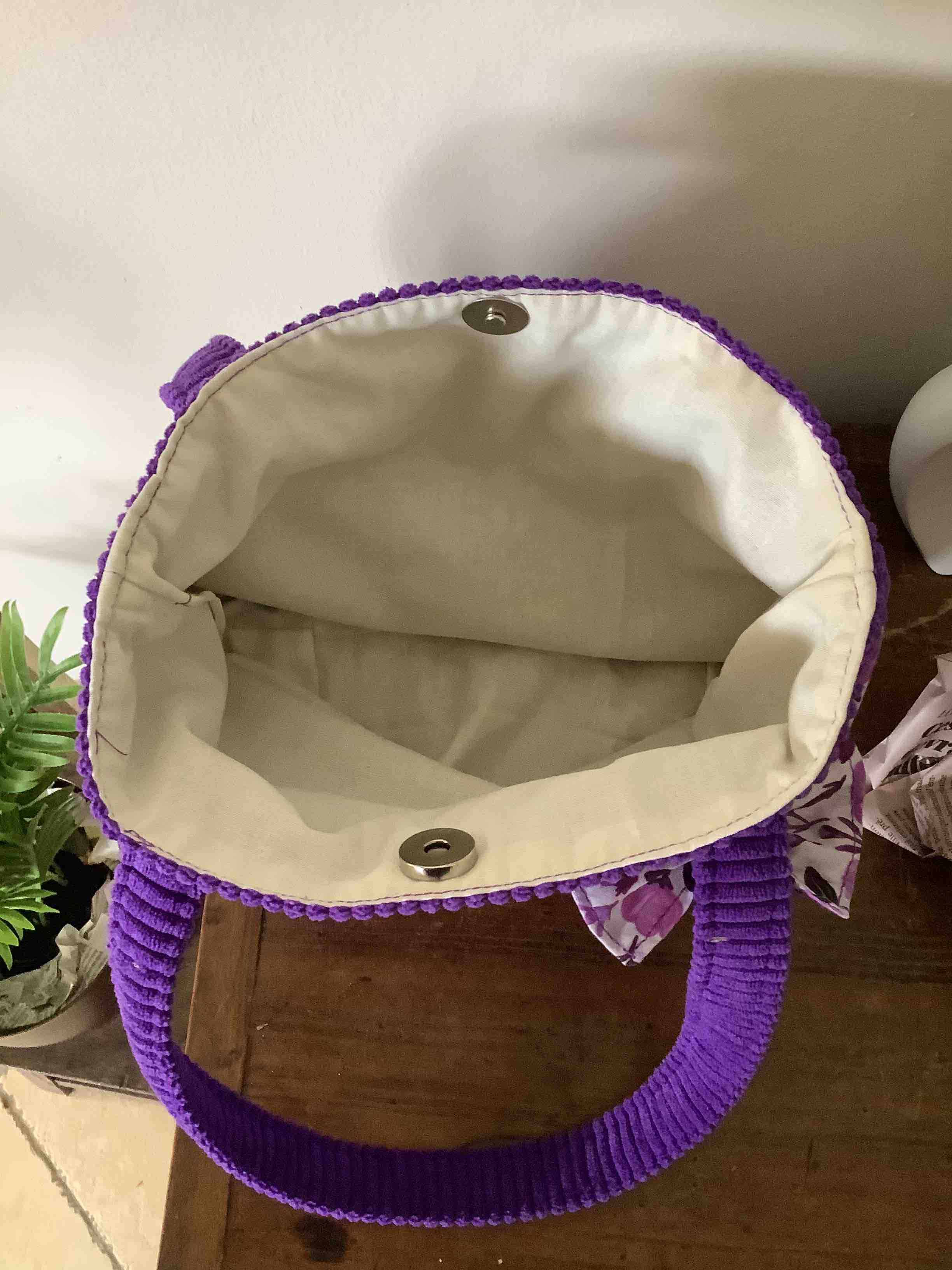 Sac à main violet en velours et noeud fleuri