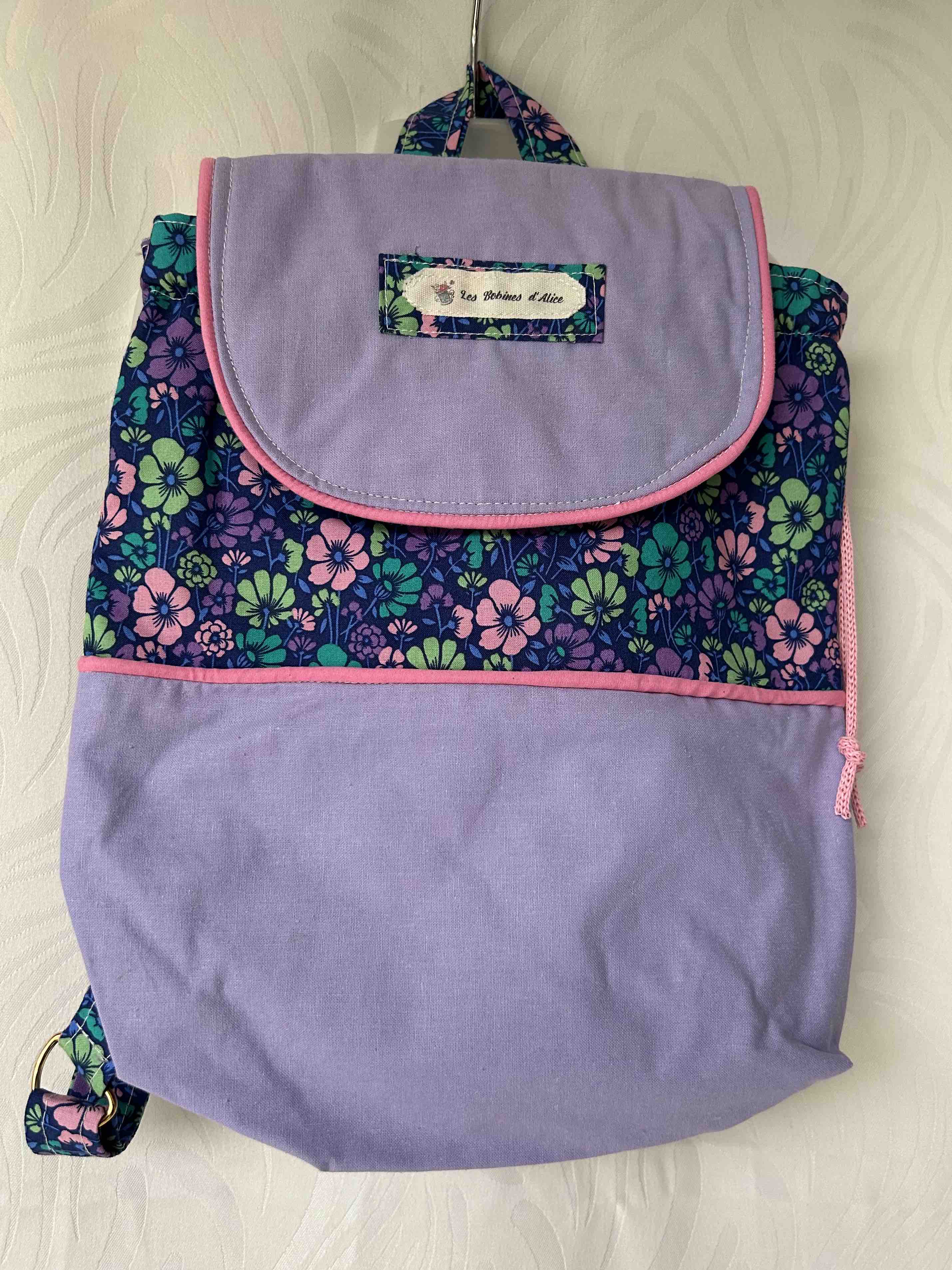 Sac à dos mauve à fleurs roses et vertes