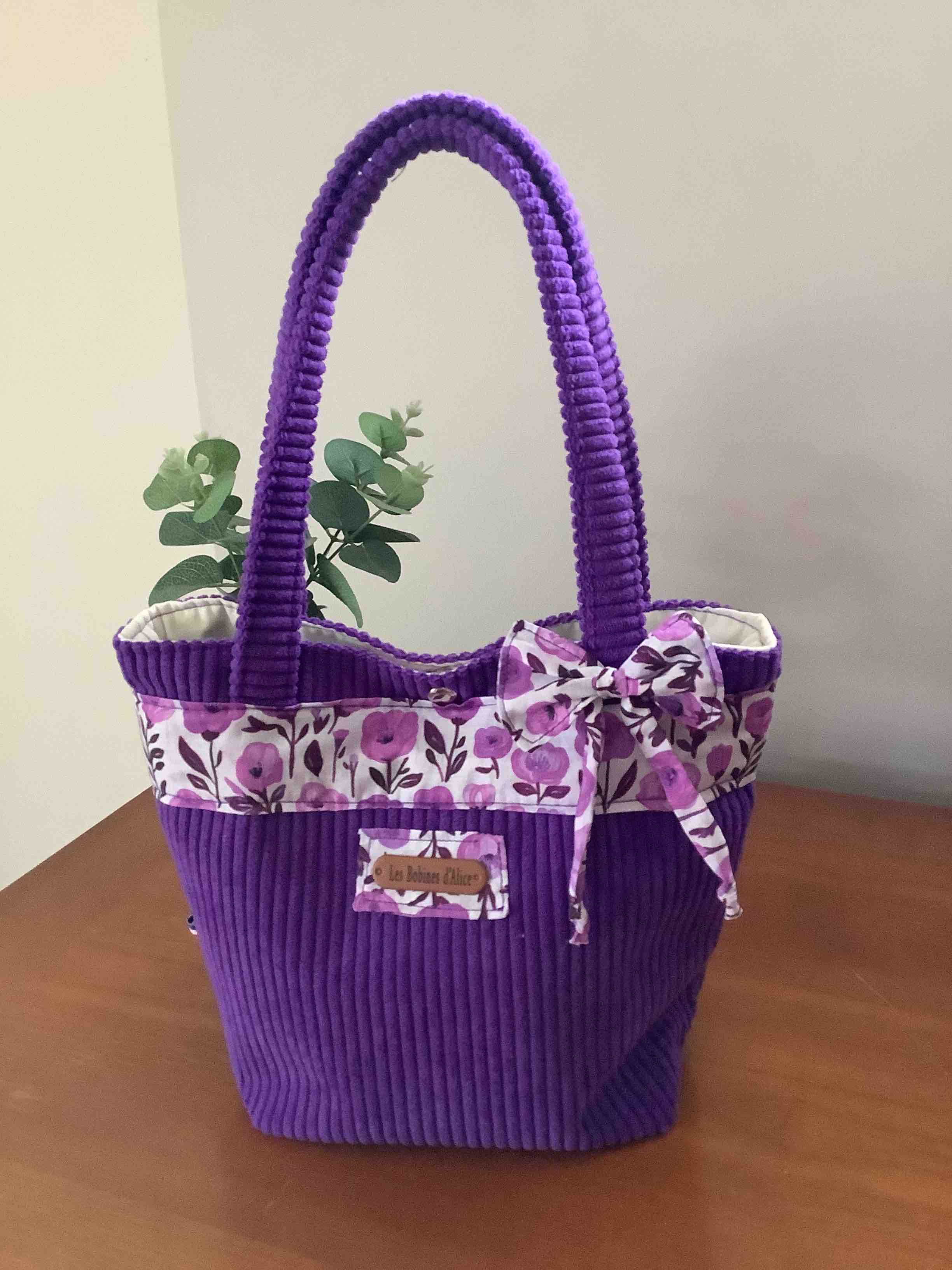 Sac à main violet en velours et noeud fleuri