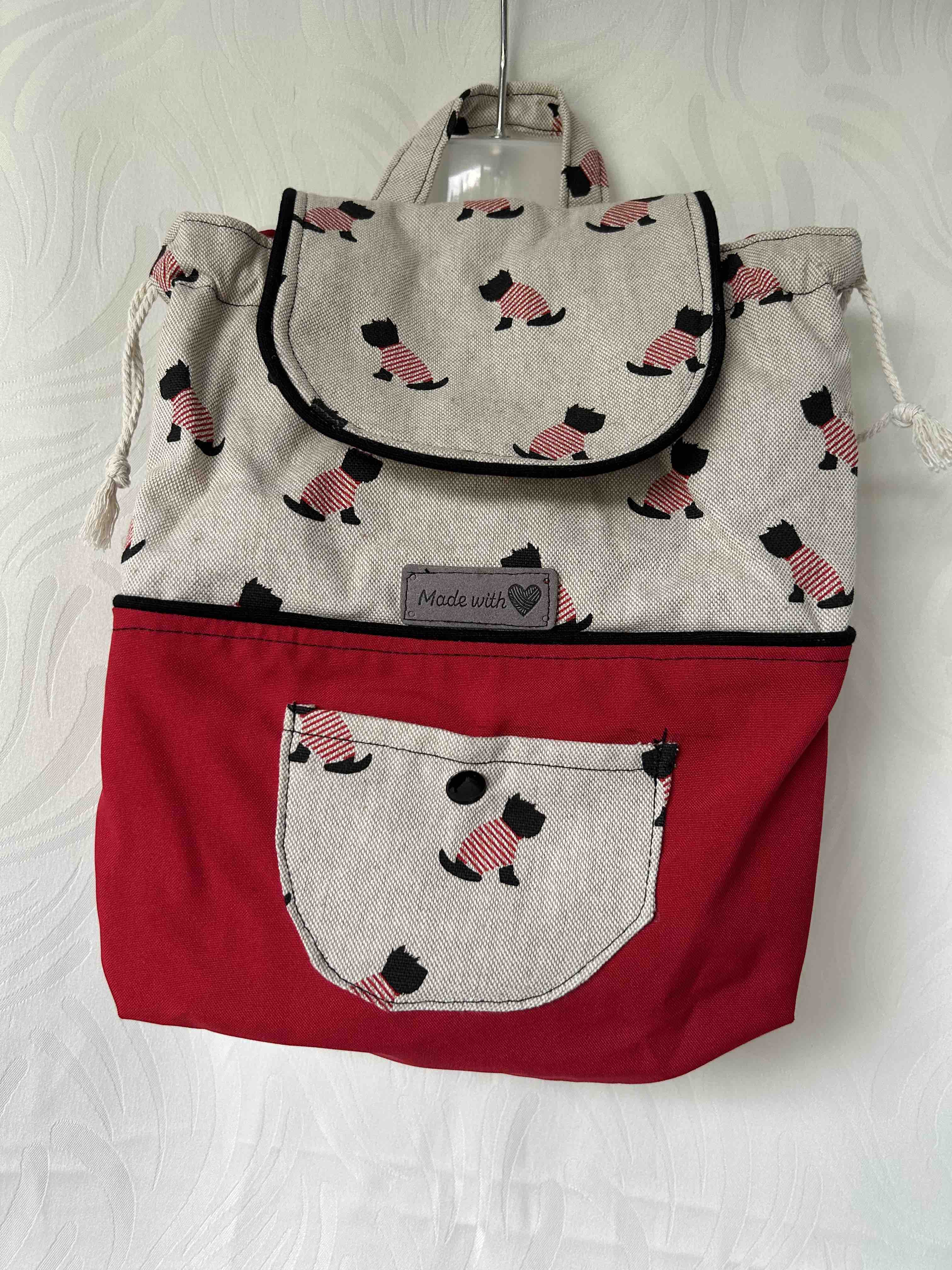 Sac à dos en tissu rouge, motif chien