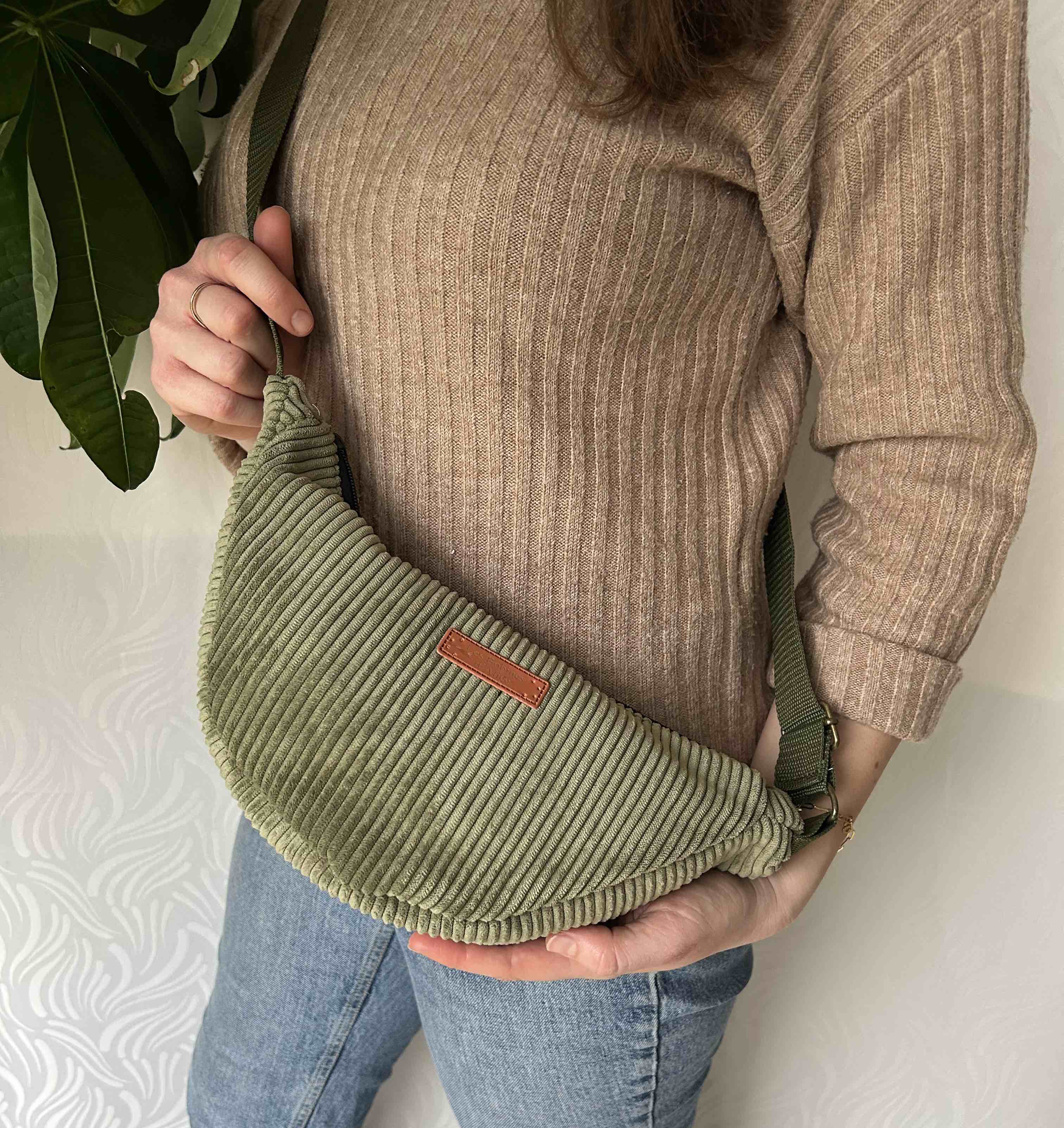 Banane demi-lune en velours kaki