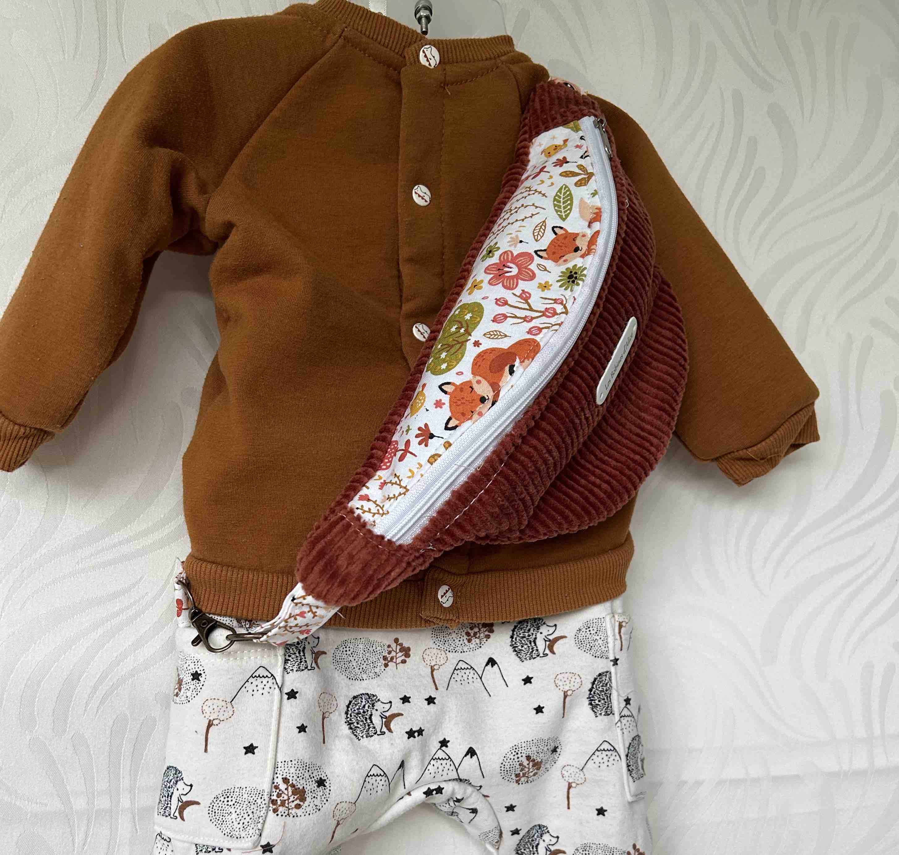 Banane velours marron et tissu renard