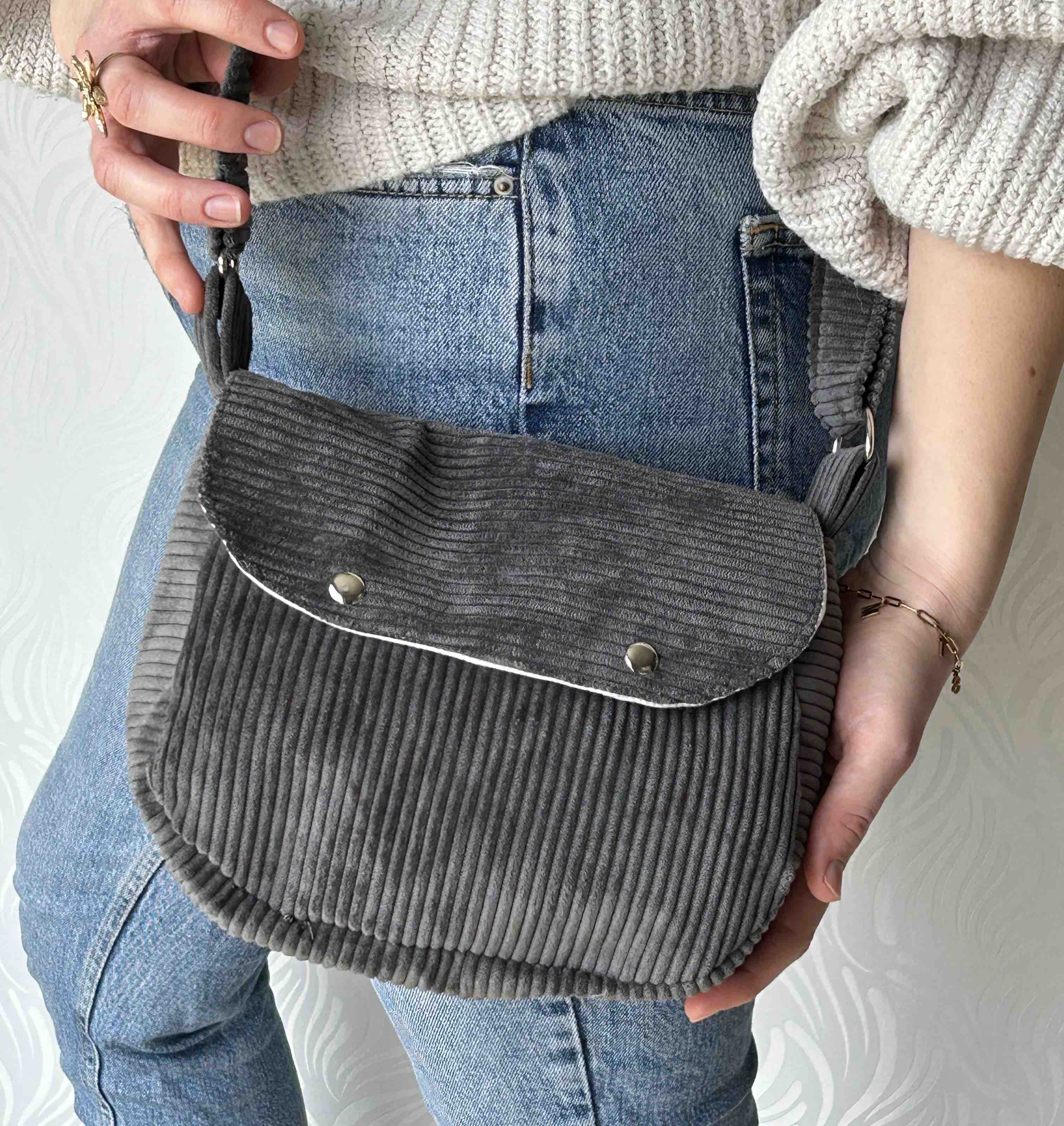 Sac bandoulière gris en velours côtelé