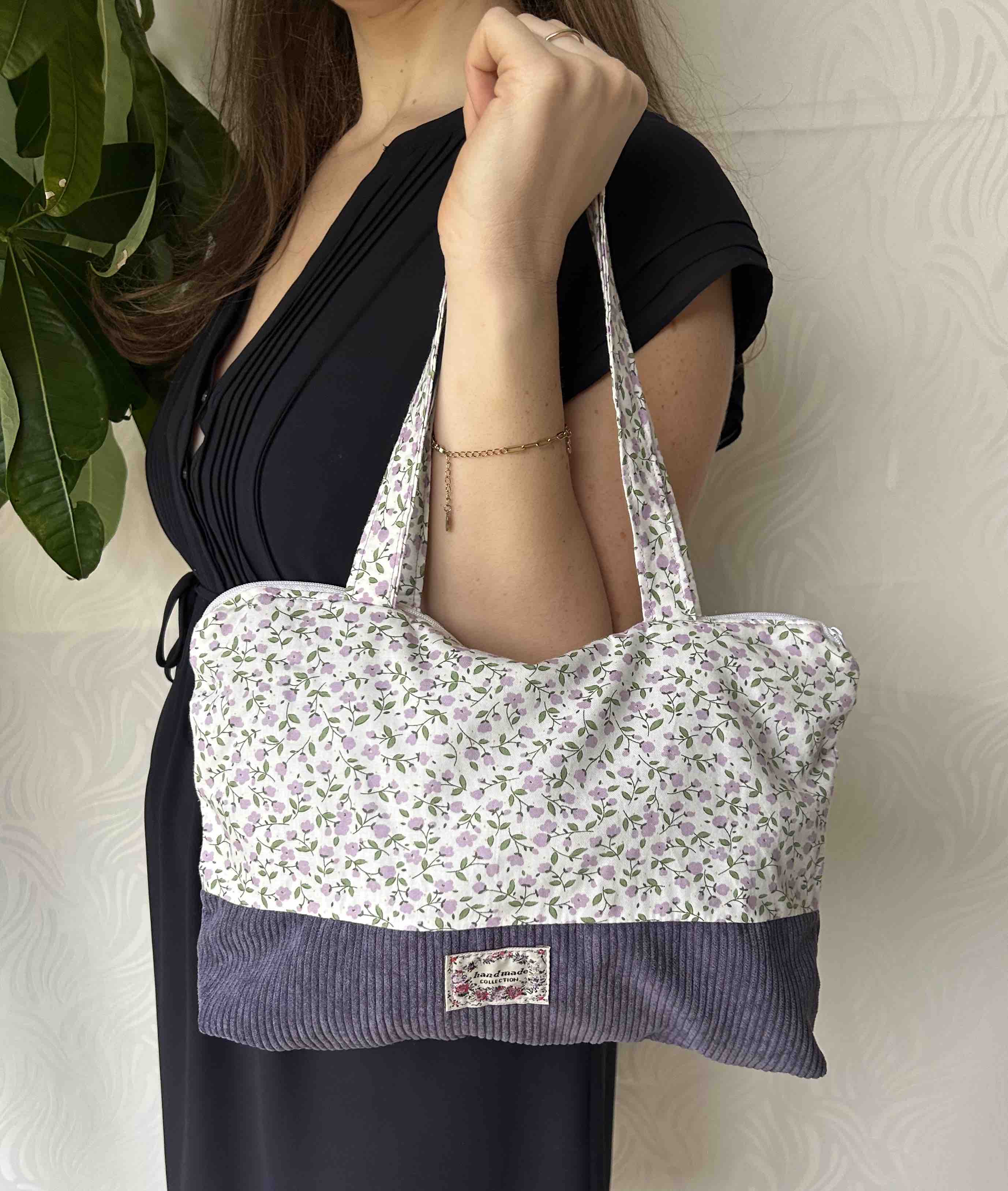 Sac cabas fleuri et velours violet