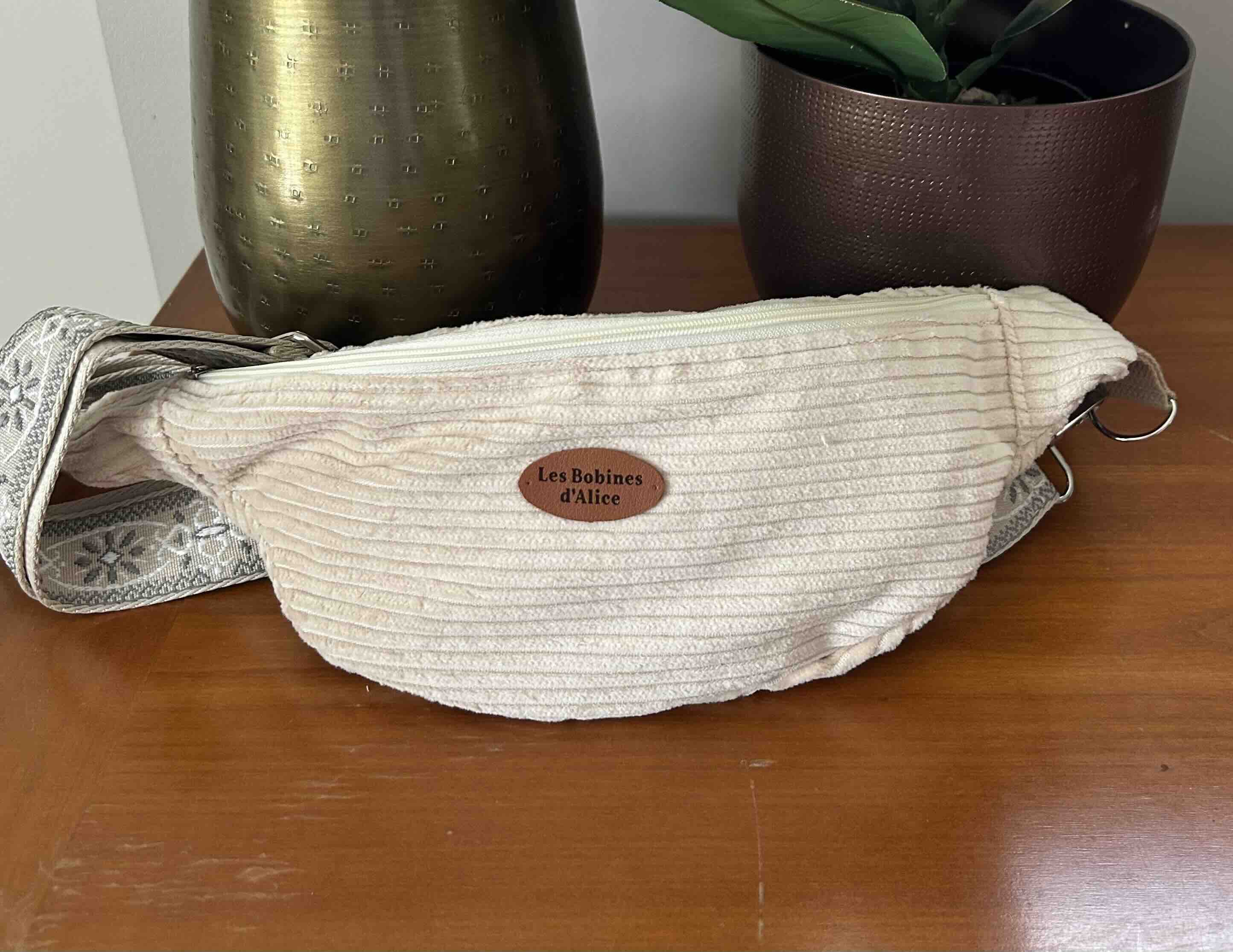 Sac banane en velours côtelé écru